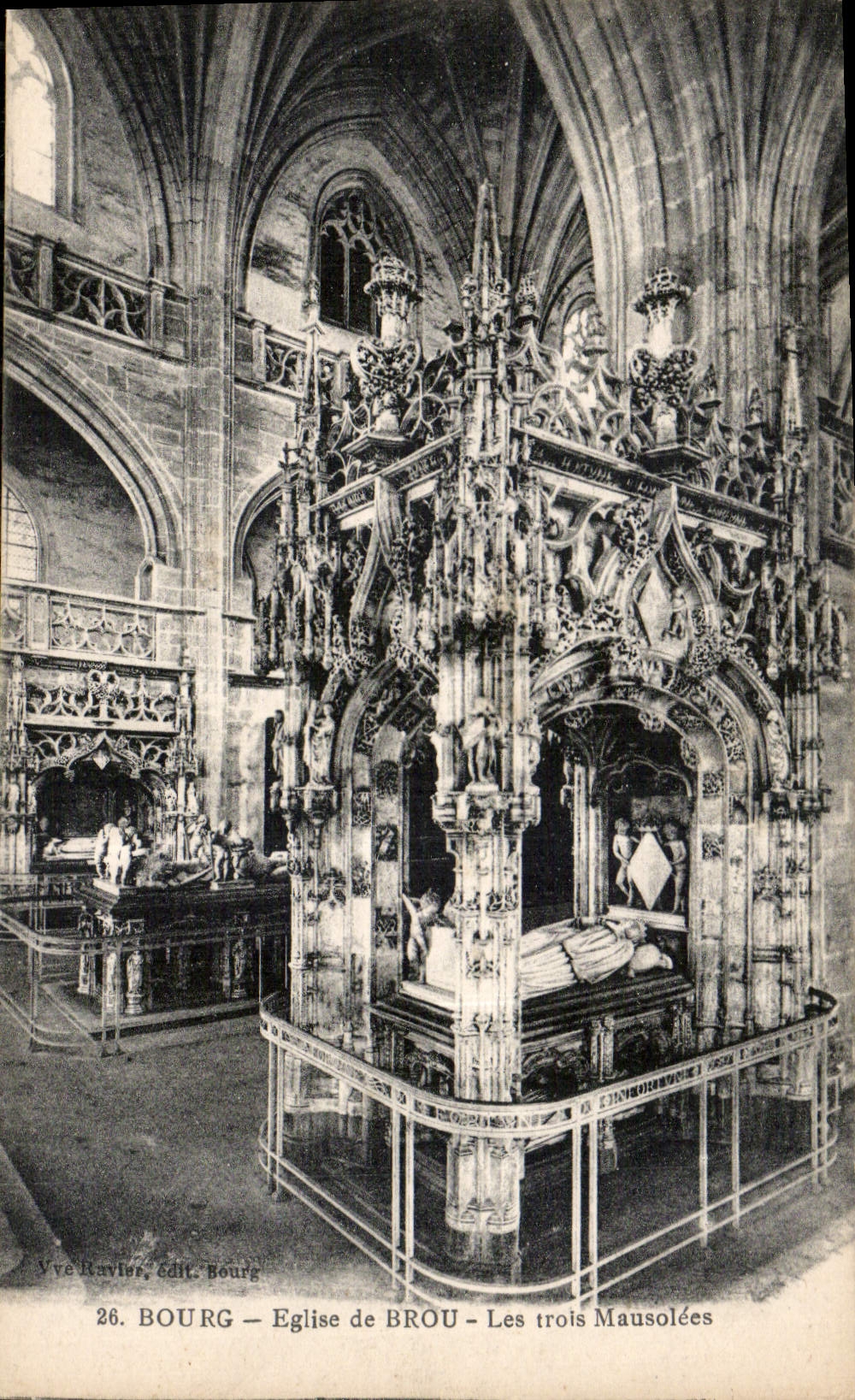 CPA Bourg Eglise de Brou Les trois Mausolees 