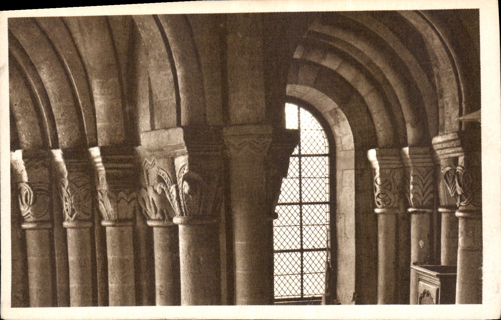 CPA Moriental Oise l'eglise Notre Dame Groupes de Colonnes et Chapiteaux du Deambulatoire Ancienne e