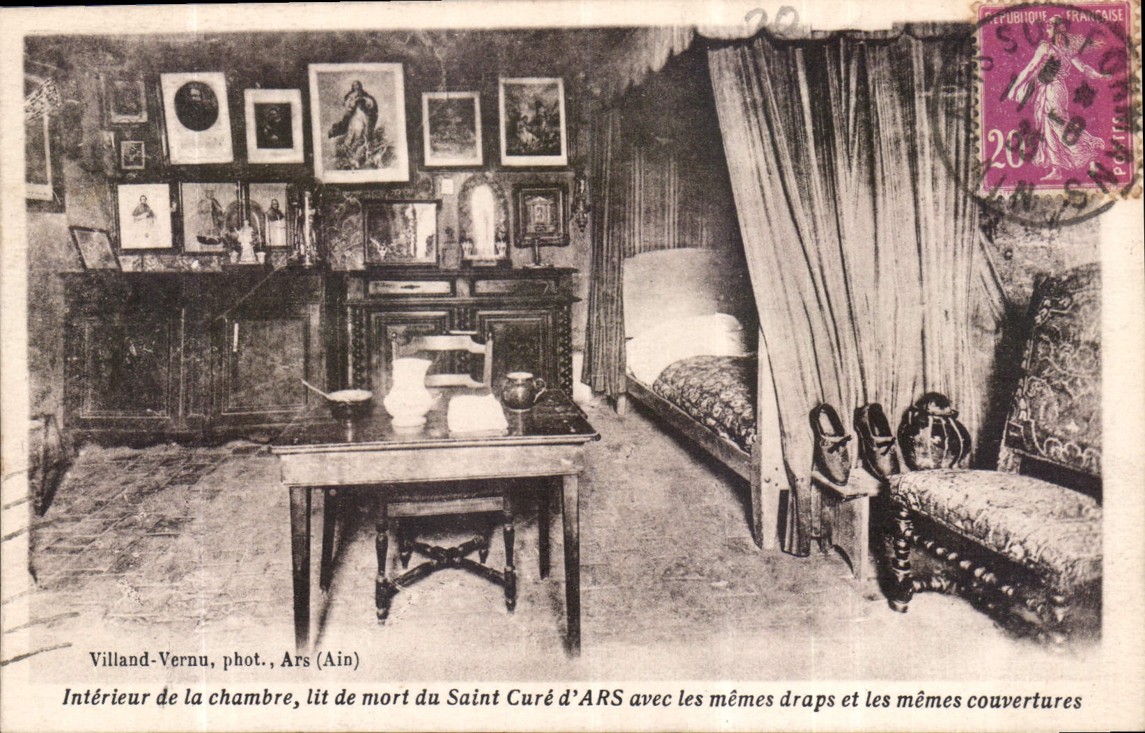 CPA Interieur de la chambre lit de mort du Saint Cure d'Ars avec les memes draps et les memes couver
