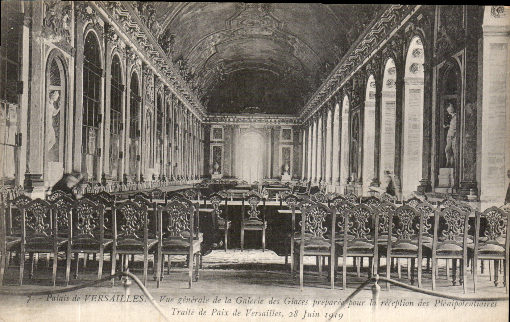 CPA Palais de Versailles vue generale de la Galerie des Glaces