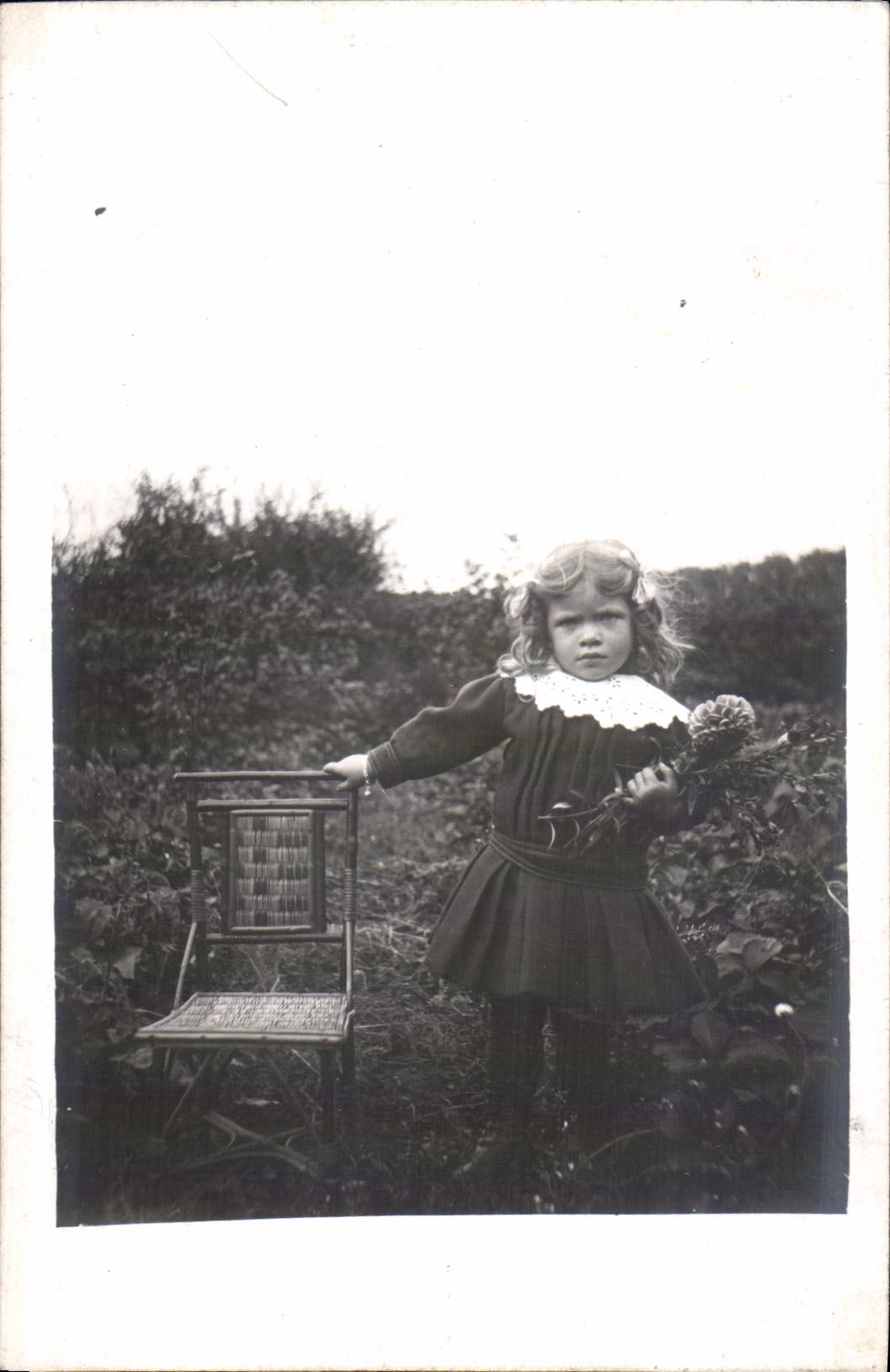 CARTE PHOTO Enfant poupee