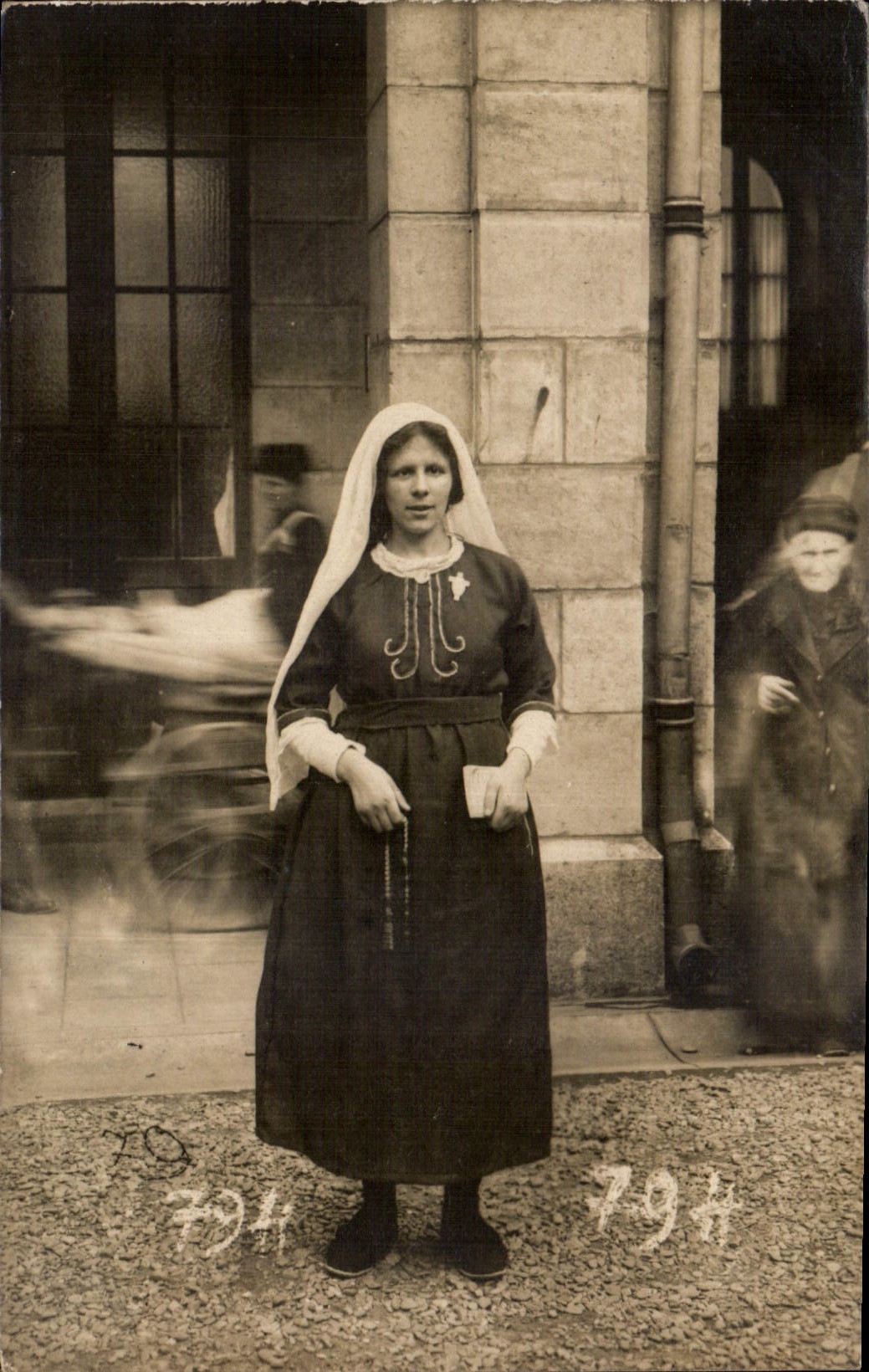 CARTE PHOTO Femme Eglise