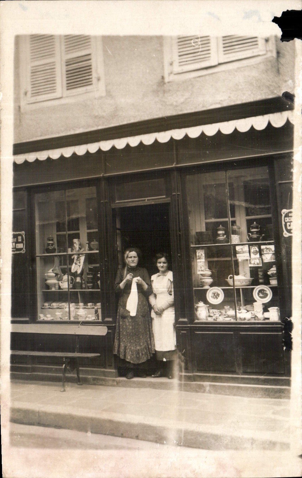 CARTE PHOTO Femme Magasin Faience