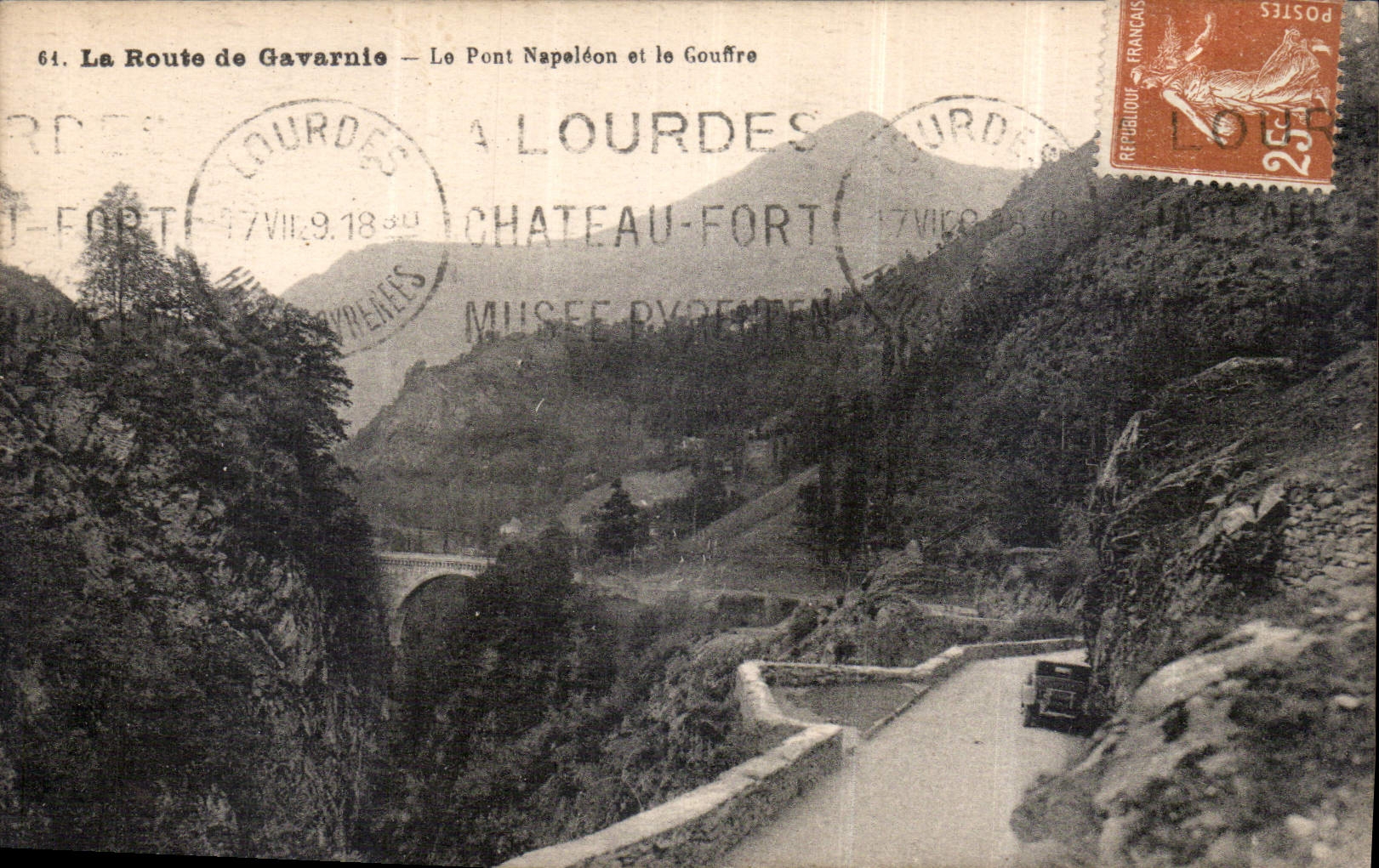 CPA La Route de gavarnie le Pont Napoleon et le Gouffre 
