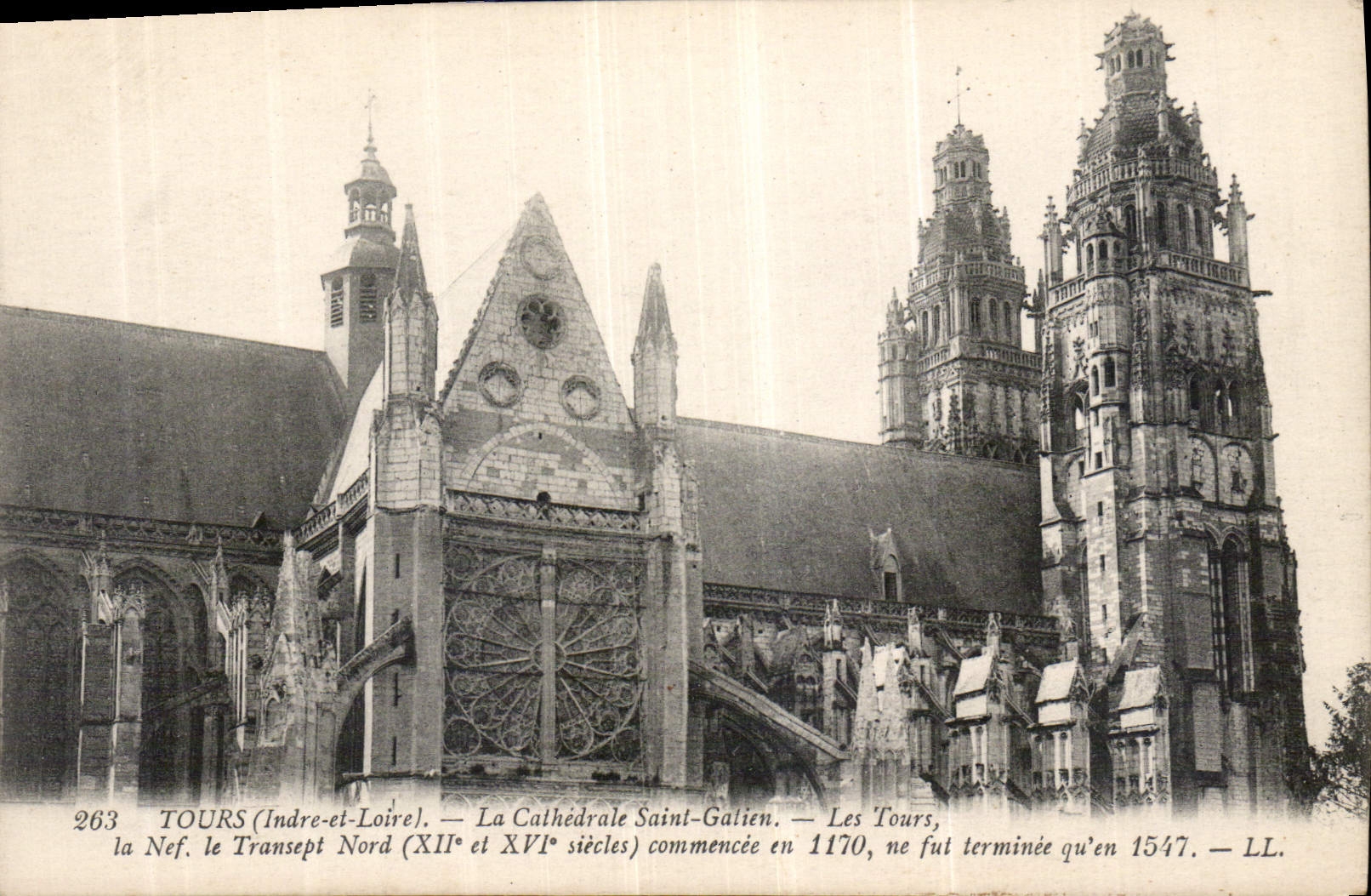 CPA Tours Indre et Loire la Cathedrale Saint Gatien les tours la nef le Transept Nord XII et XVI sie