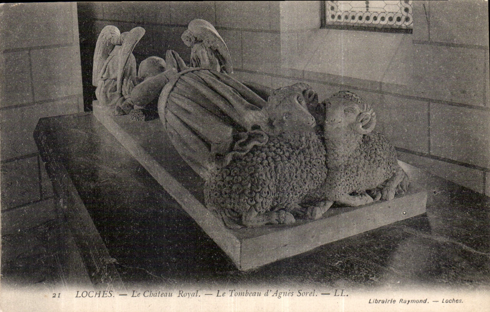 CPA Loches Le Chateau Royal le Tombeau d'Agnes Sorel