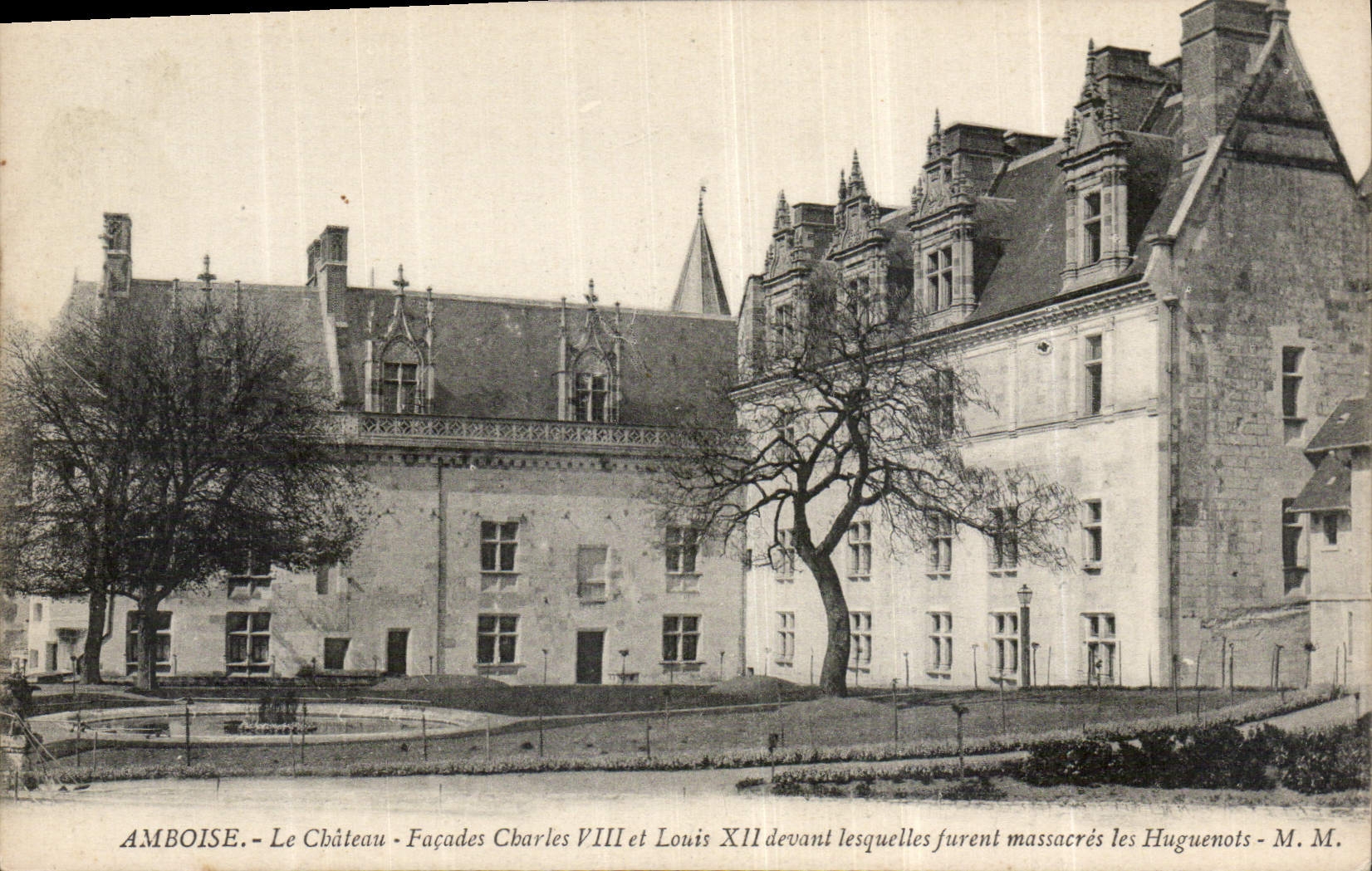CPA Amboise le Chateau facade Charles VIII et Louis XII devant lesquelles furent massocres les Hugue