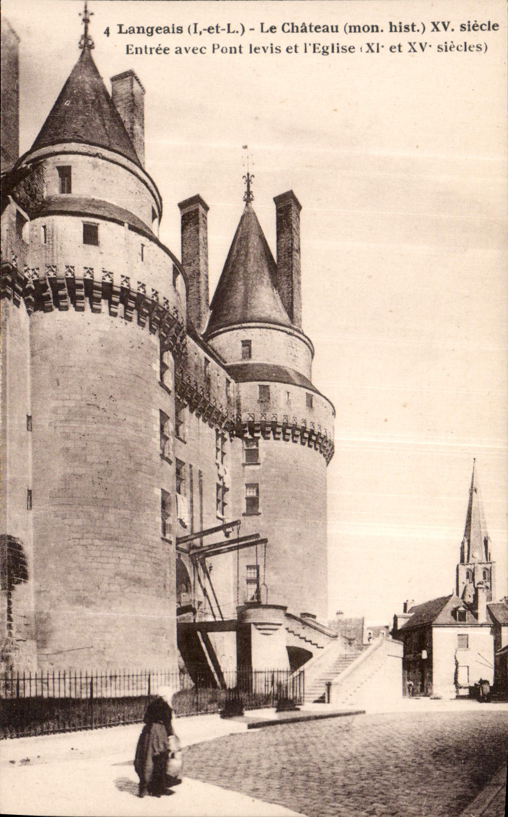 CPA Langeais I et L le Chateau mon hist XV siecle entree avec Pont levis et l'Eglise XI et XV siecle