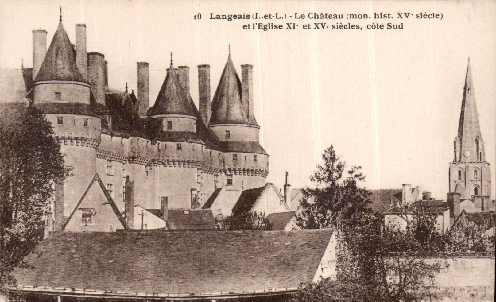 CPA Langeais I et L le Chateau mon hist XV siecle et l'Eglise et XV siecles cote sud 