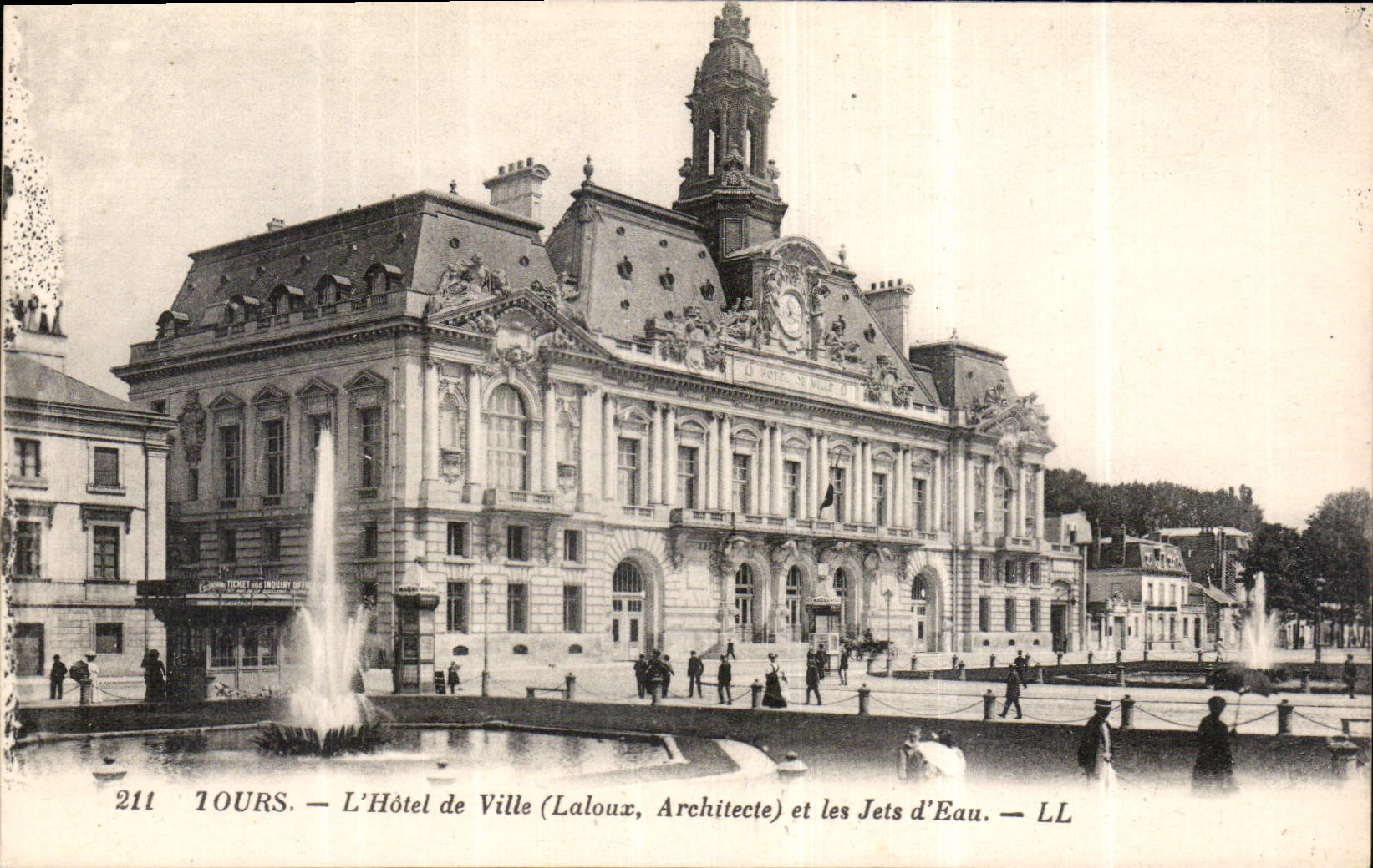 CPA Tours l'Hotel de Ville et les Jets d'Eau 