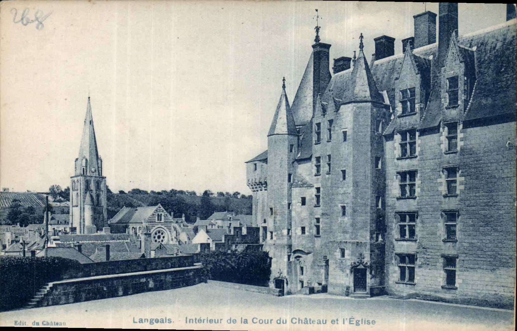 CPA Langeais interieur de la Cour du Chateau et l'Eglise 