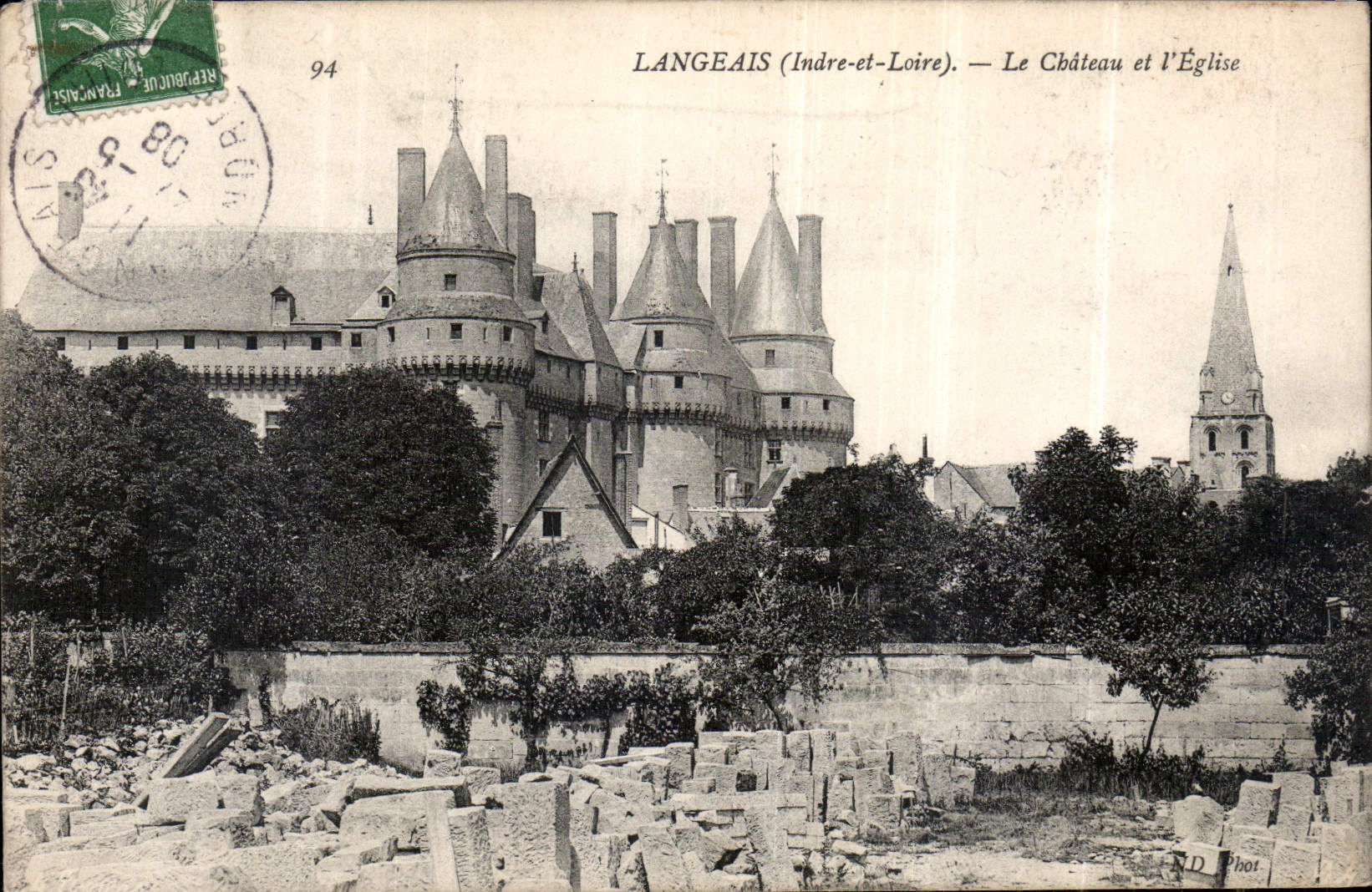 CPA Langeais Indre et Loire Le chateau et l'Eglise 
