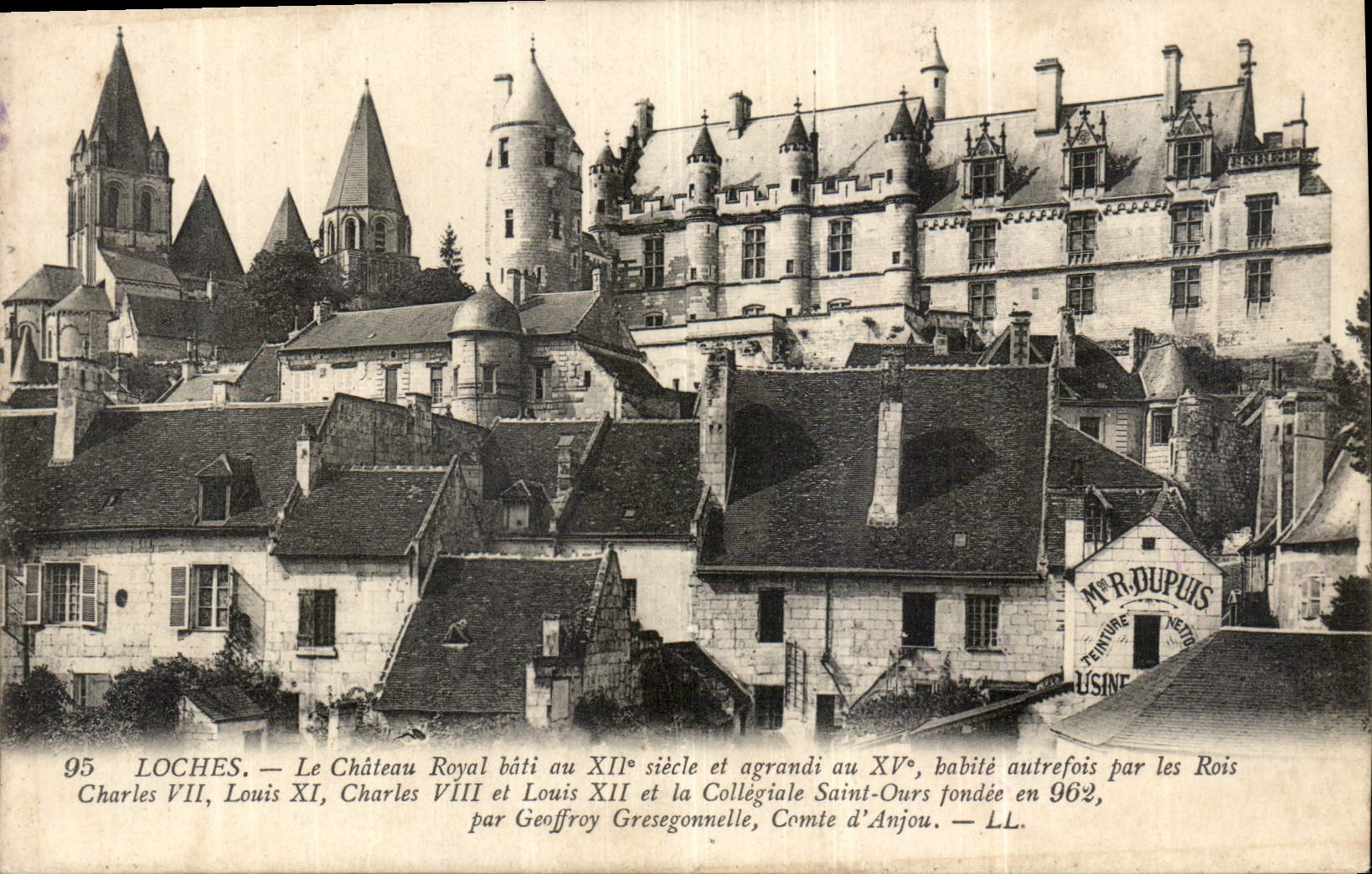 CPA Loches Le chateau Royal bati au XII siecle et agrandi au XV habite autrefois par les Rois Charle