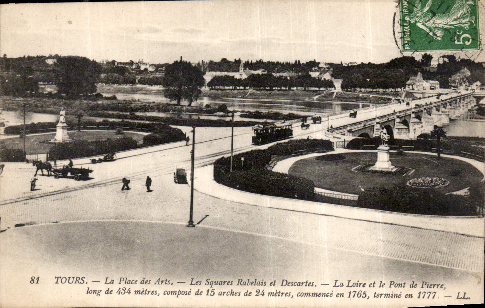 CPA Tours la Place des Arts les Squares Rabelais et Descartes la loire et le Pont de Pierre 