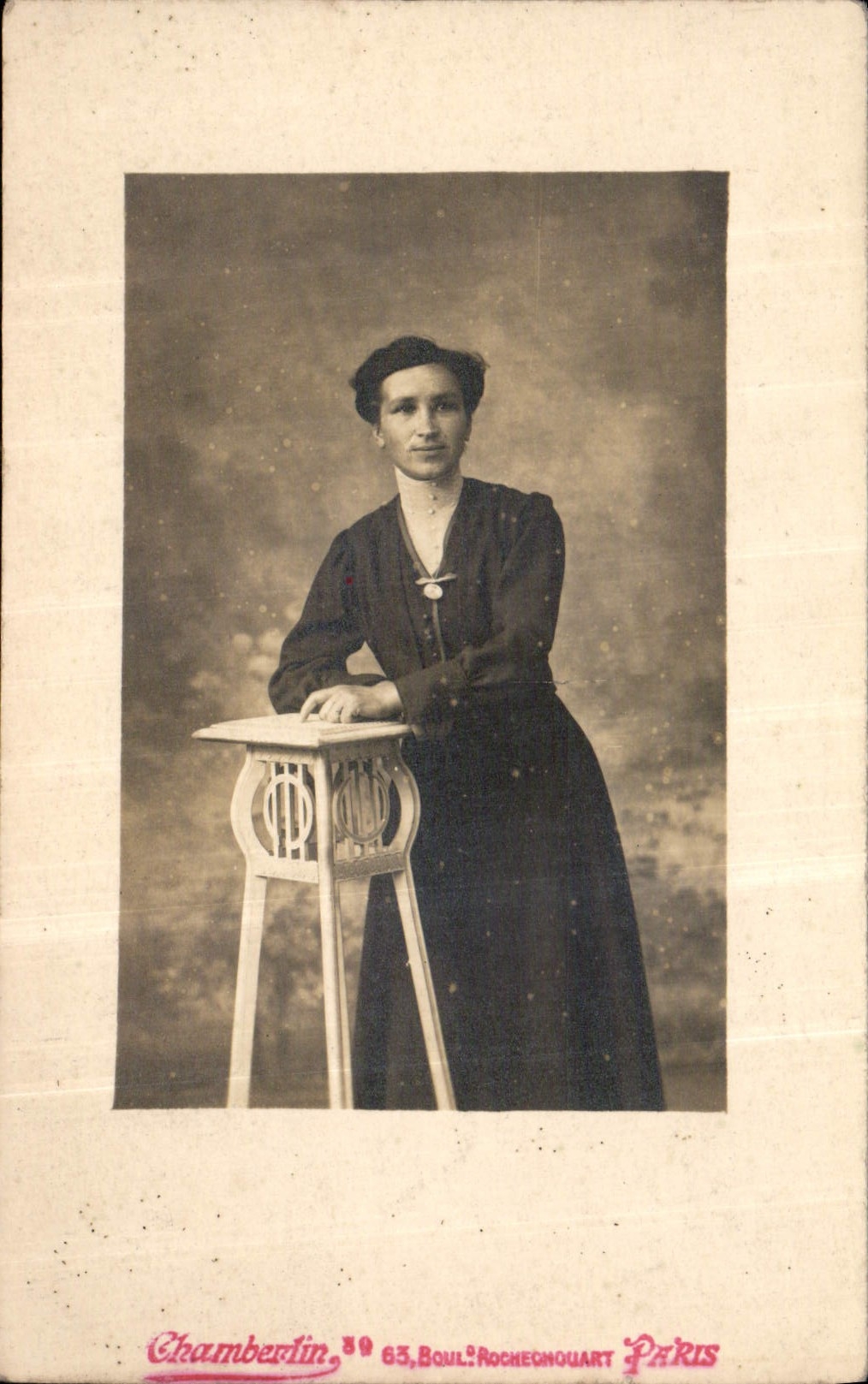 CARTE PHOTO Femme Rochechouart Paris