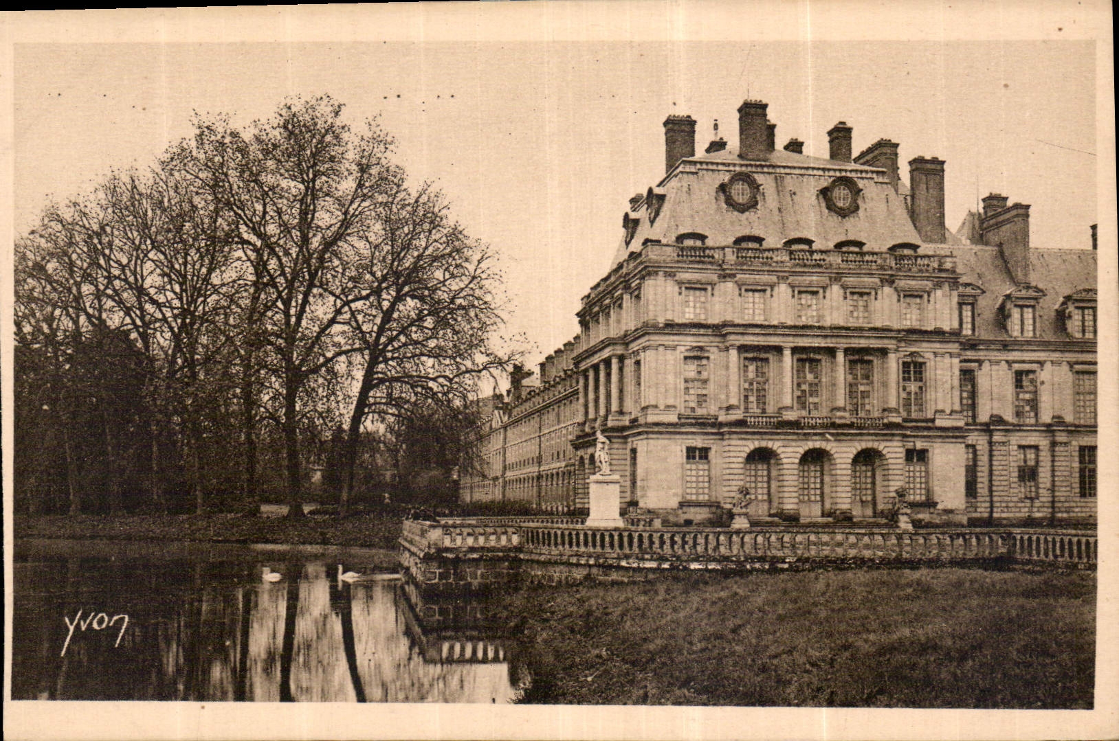 CPA La Douce France Palais de Fontainebleau Aile Louis XV 