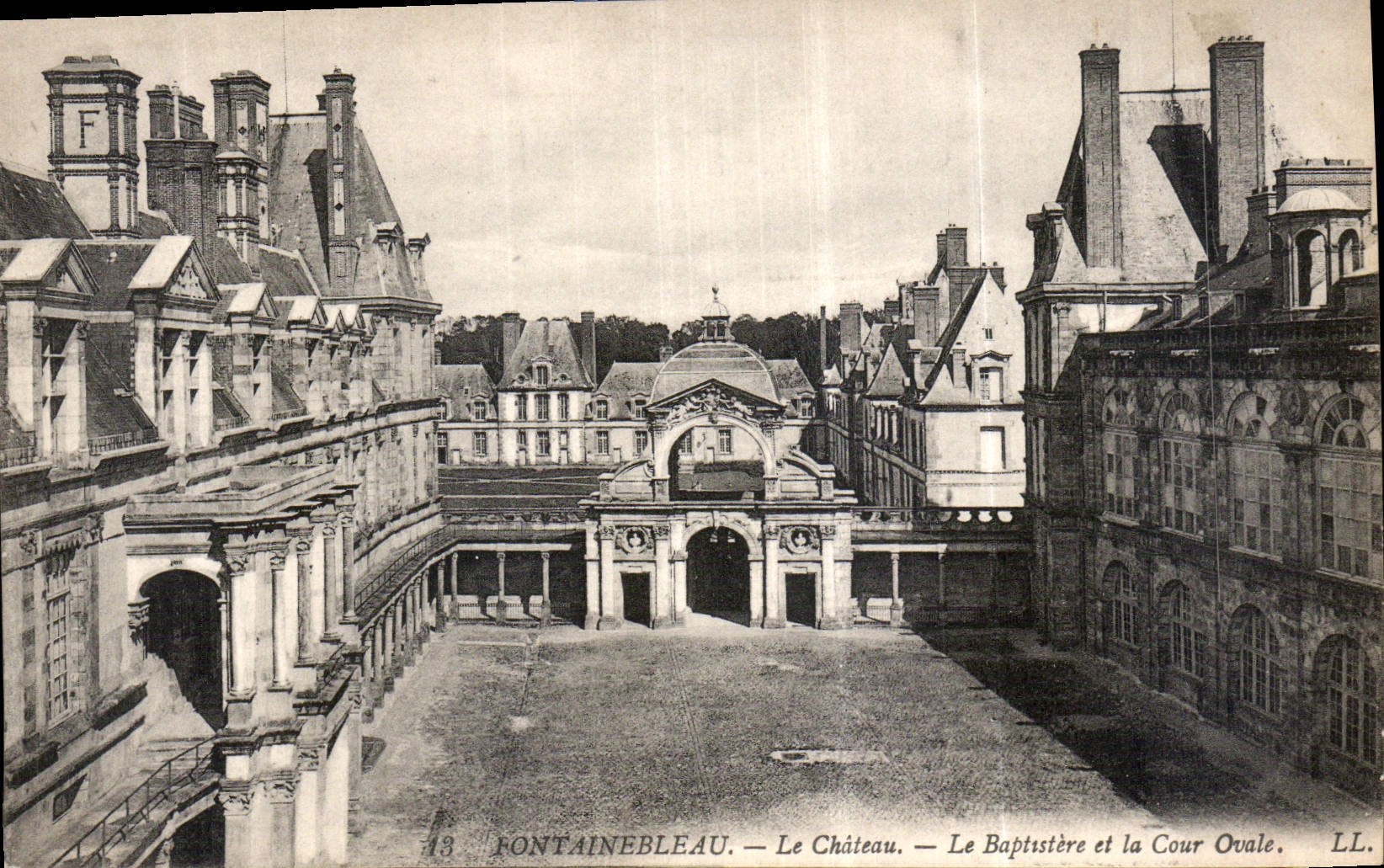 CPA Fontainebleau Le Chateau Le Baptistere et la Cour Ovale 