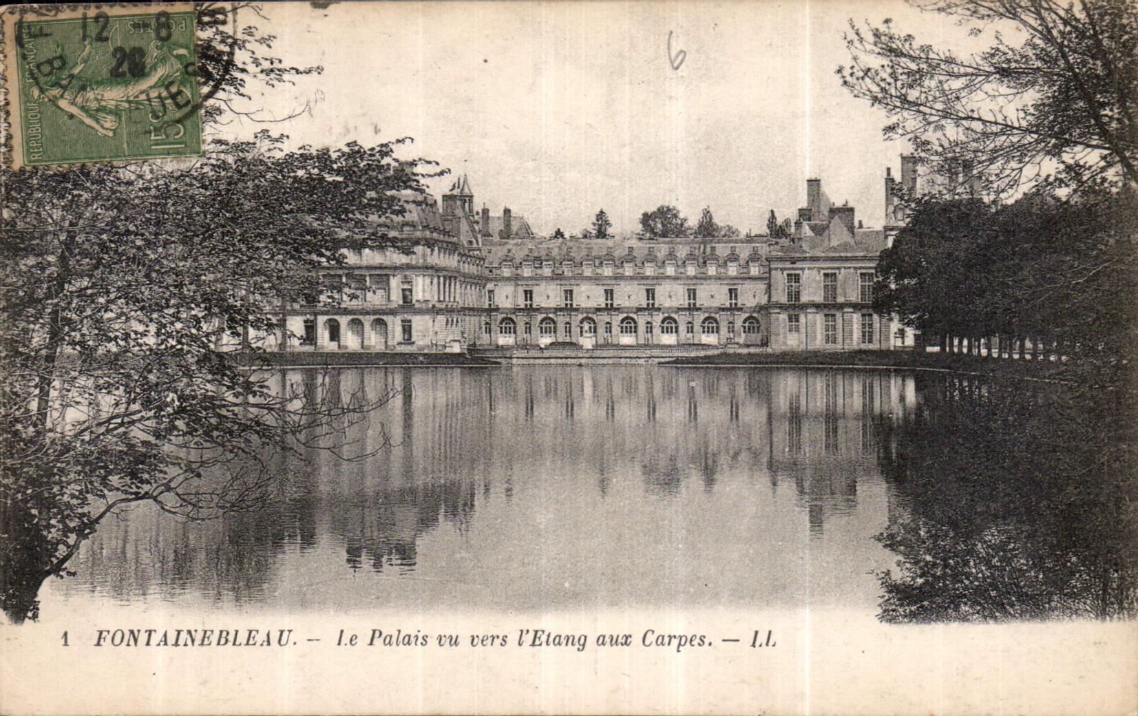 CPA Fontainebleau Le Palais vu vers l'Etang aux Carpes 