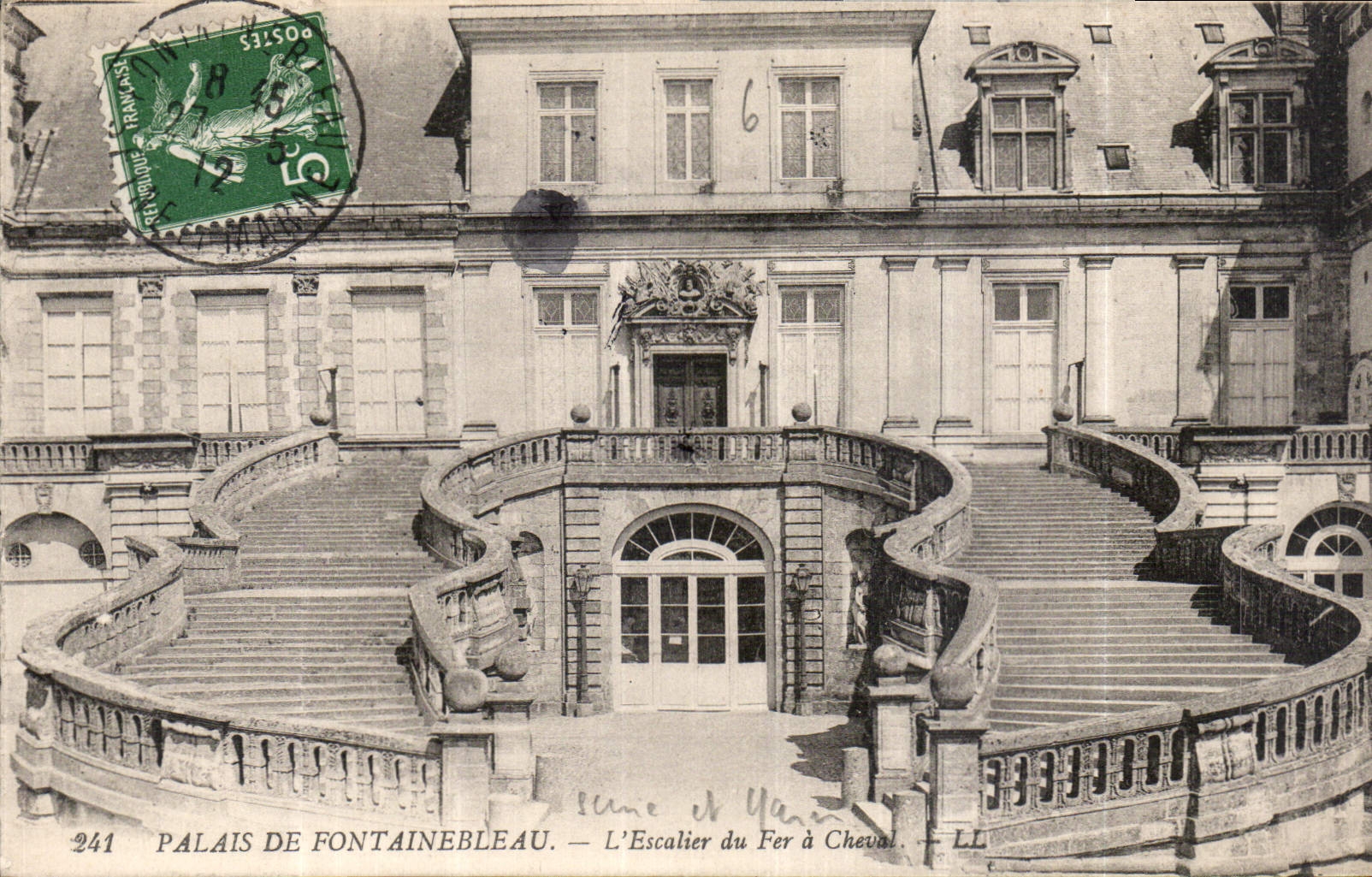 CPA Palais de Fontainebleau L'Escalier du Fer a Cheval 