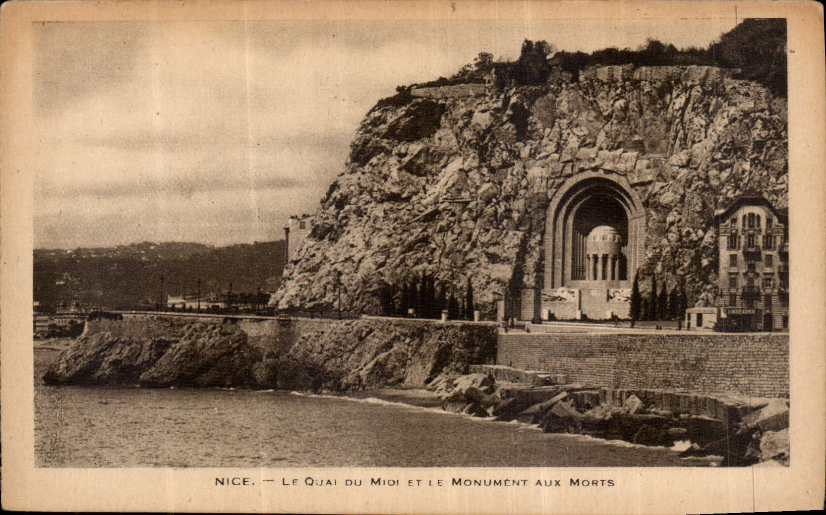 CPA Nice le Quai du Midi et le Monument aux Morts