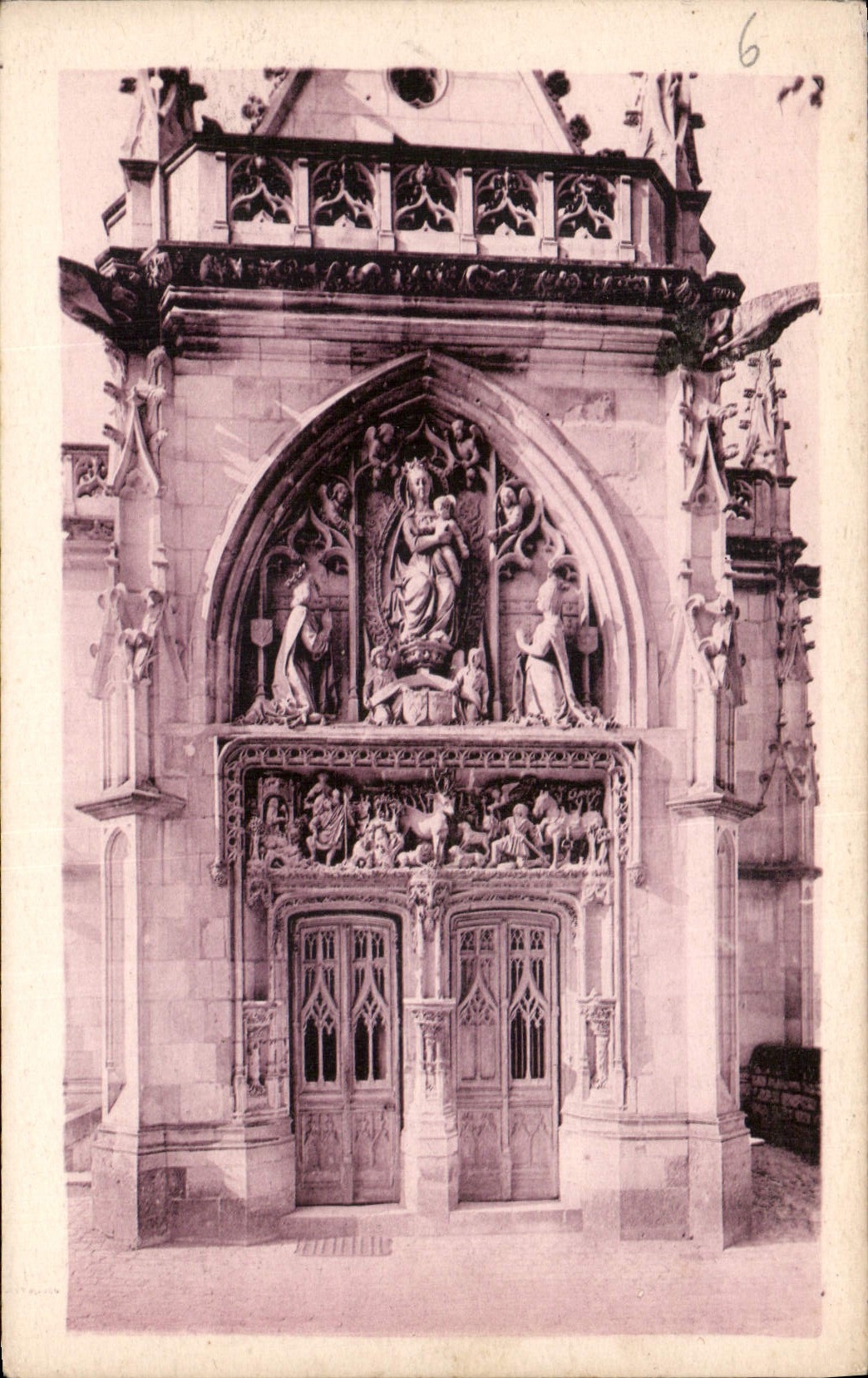 CPA Chateau d'Amboise porte de la Chapelle St Hubert construite par Charles VIII au XV siecle 