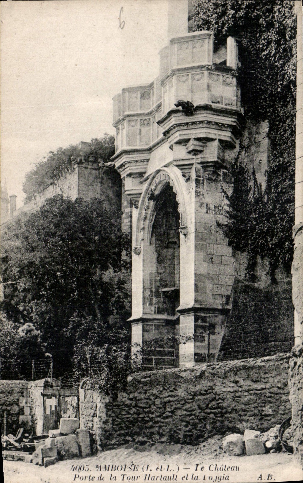 CPA Amboise I et L le Chateau Porte de la Tour Hurtault et la loggia