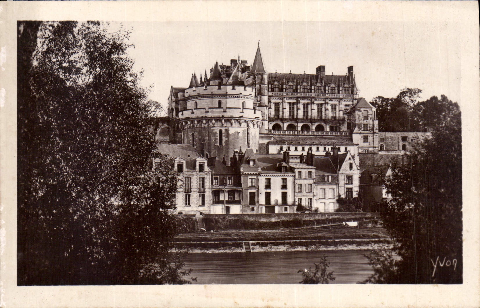 CPA Chateaux de la Loire Chateau d'Amboise vu des Bords de la Loire 