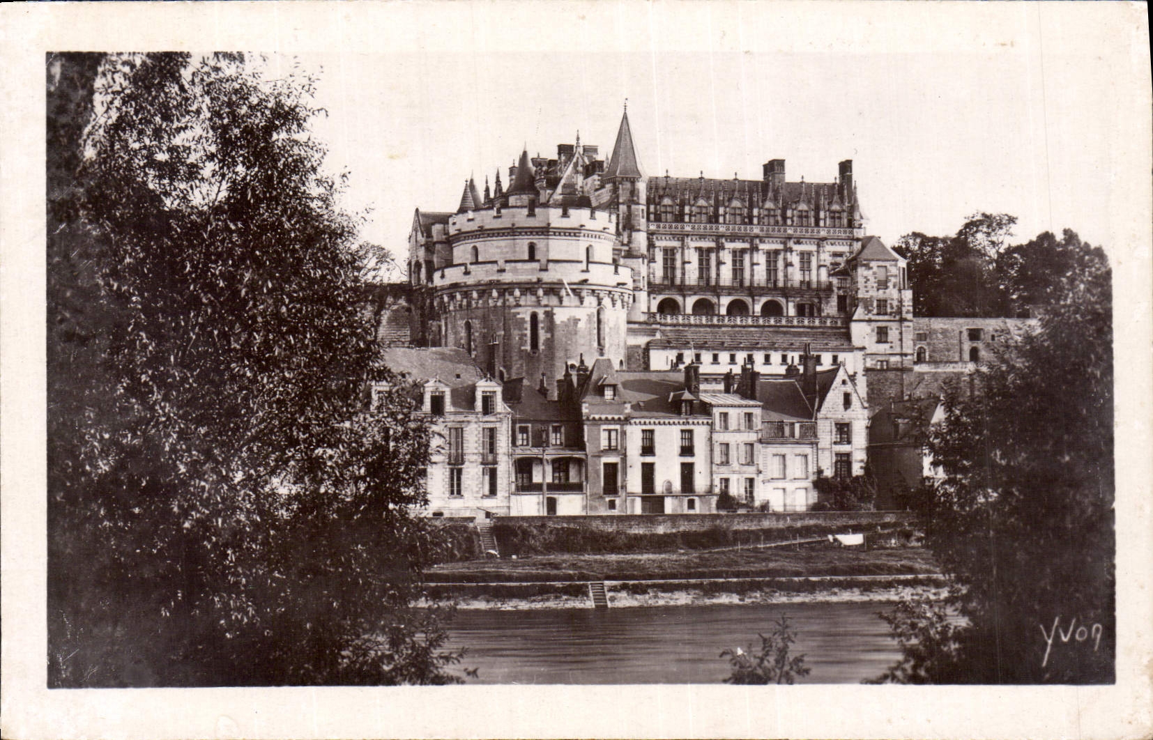 CPA Chateaux de la Loire Chateau d'Amboise vu des Bords de la Loire 