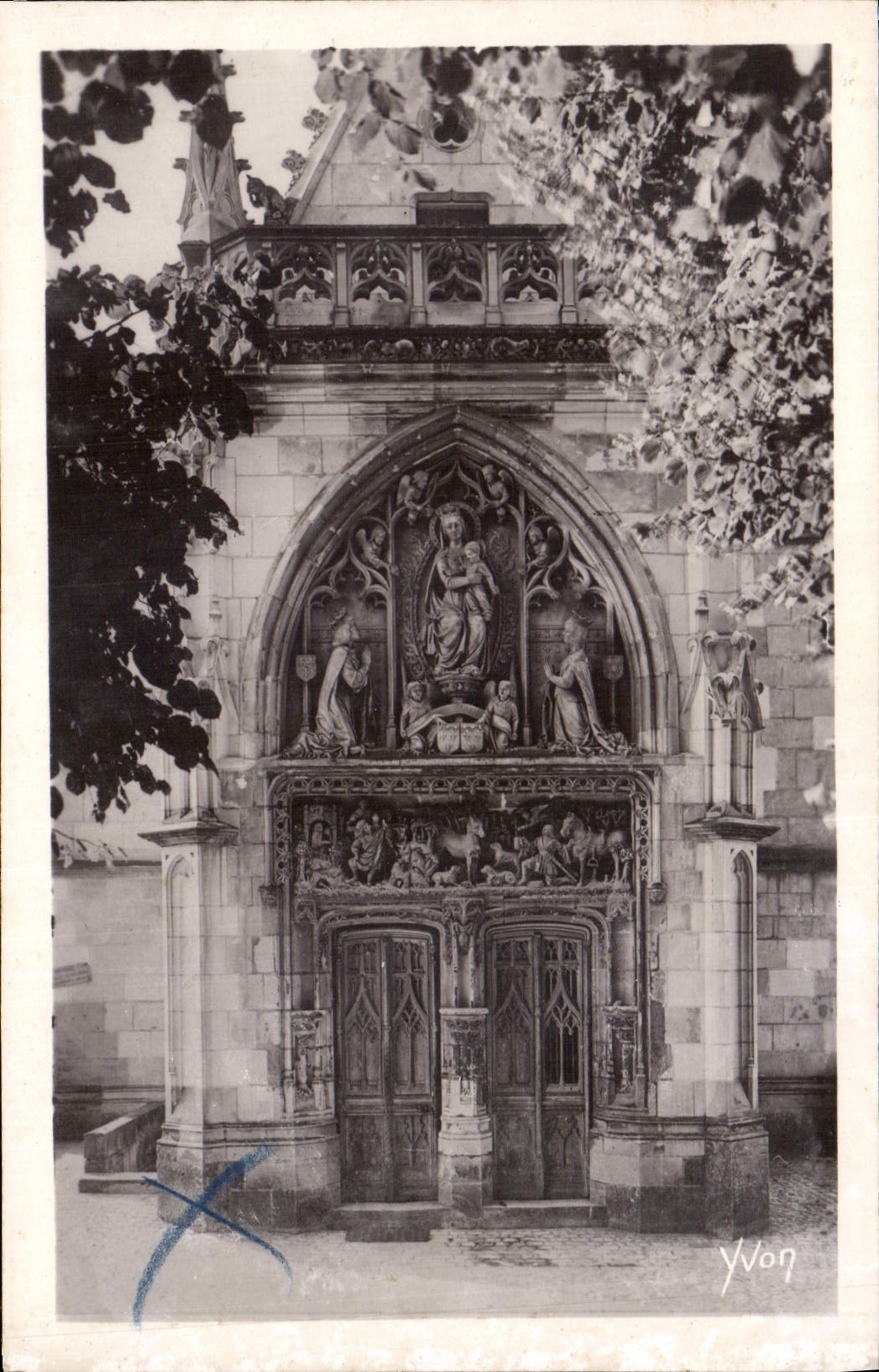 CPA Chateaux de la Loire Chateau d'Amboise Porte de la Chapelle St Hubert Construite par Charles VII