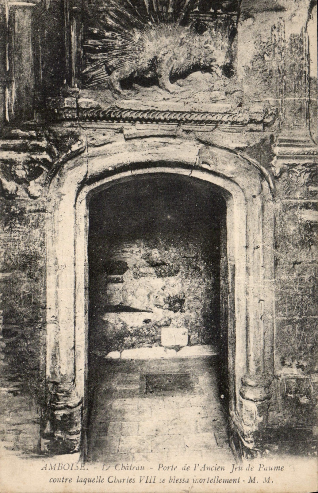 CPA Amboise Le Chateau Porte de l'Ancien Jeu de Paume contre laquelle Charles VIII se blesses icorte