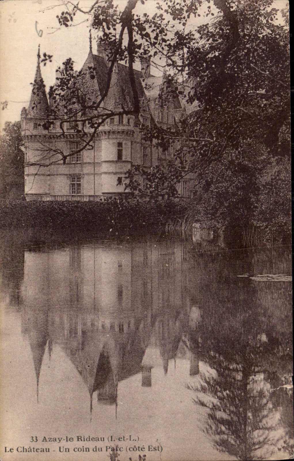 CPA Azay le Rideau I t L Le Chateau Un coin du Parc cote Est