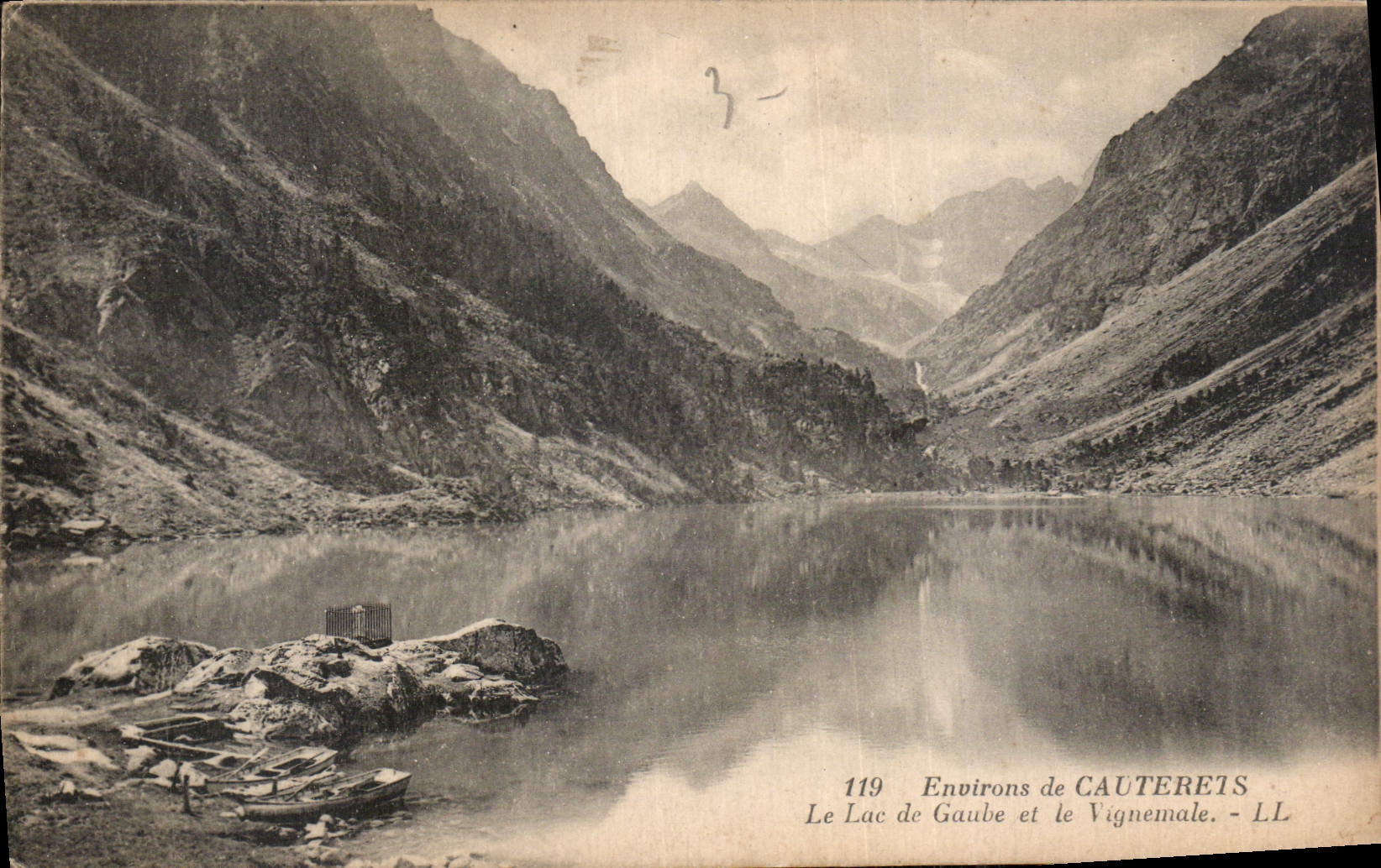 CPA Environs de Cauterets Le Lac de Gaube et le Vignemale