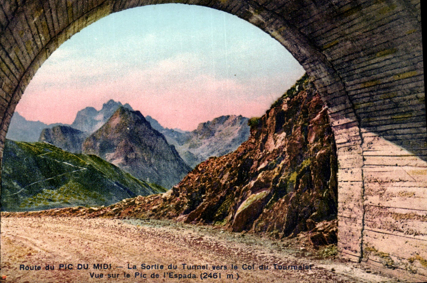 CPA Route du Pic du Midi La sortie du Tunnel vers le Col Vue sur le Pic de l'Espada 