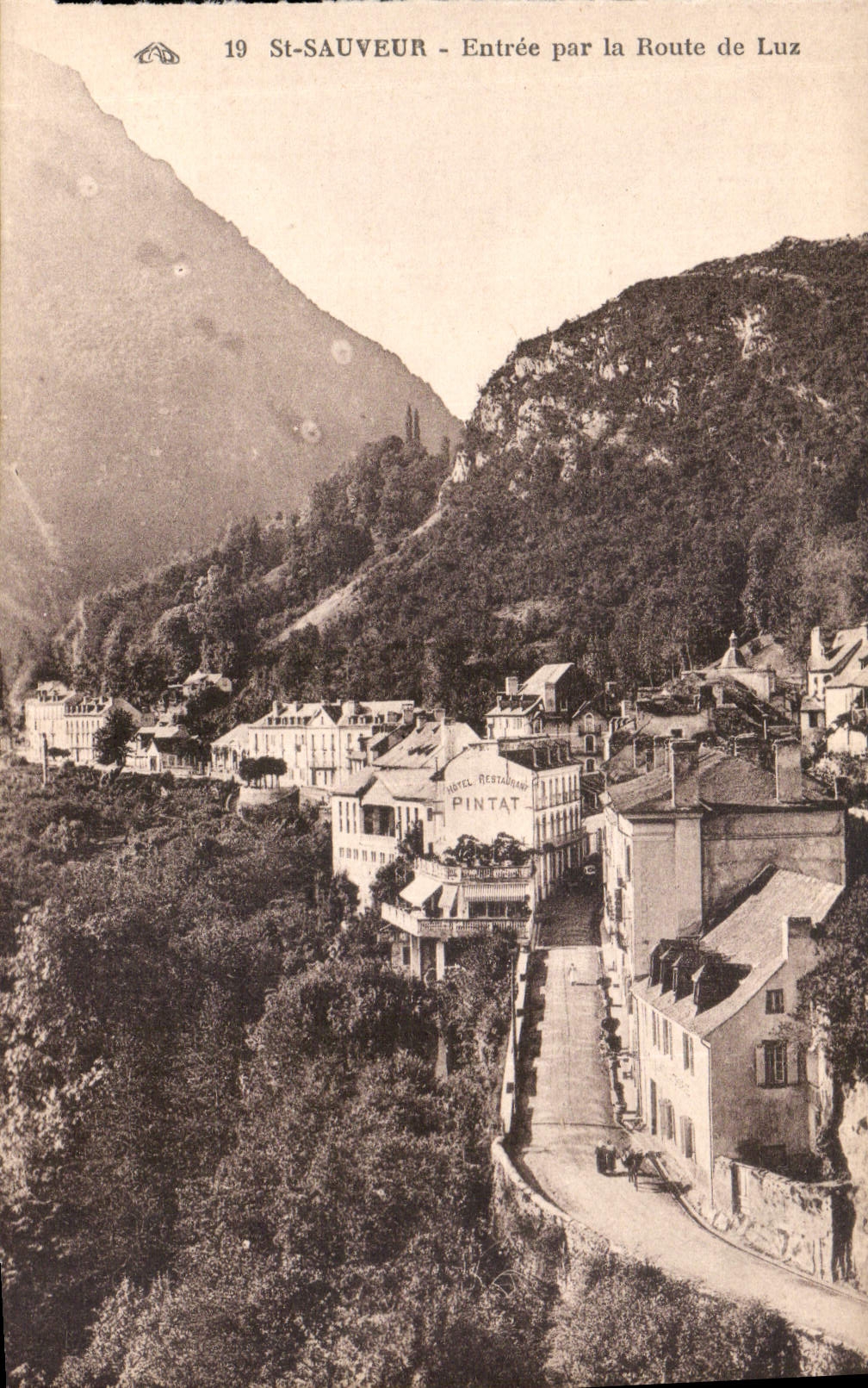 CPA St Sauveur Entree par la route de Luz 