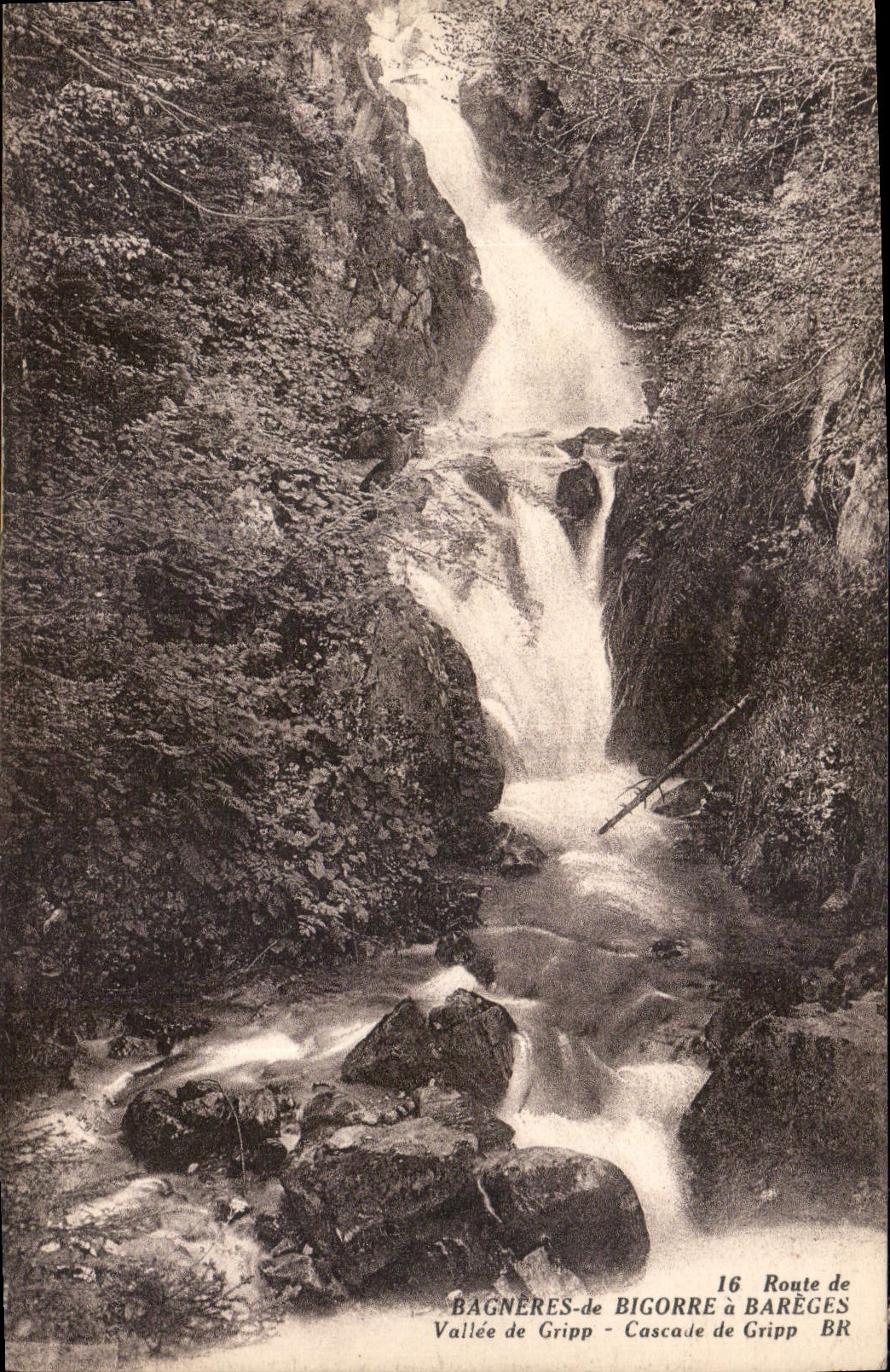 CPA Route de Bagneres de Bigorre a Bagneres Vallee de Gripp Cascade de Gripp