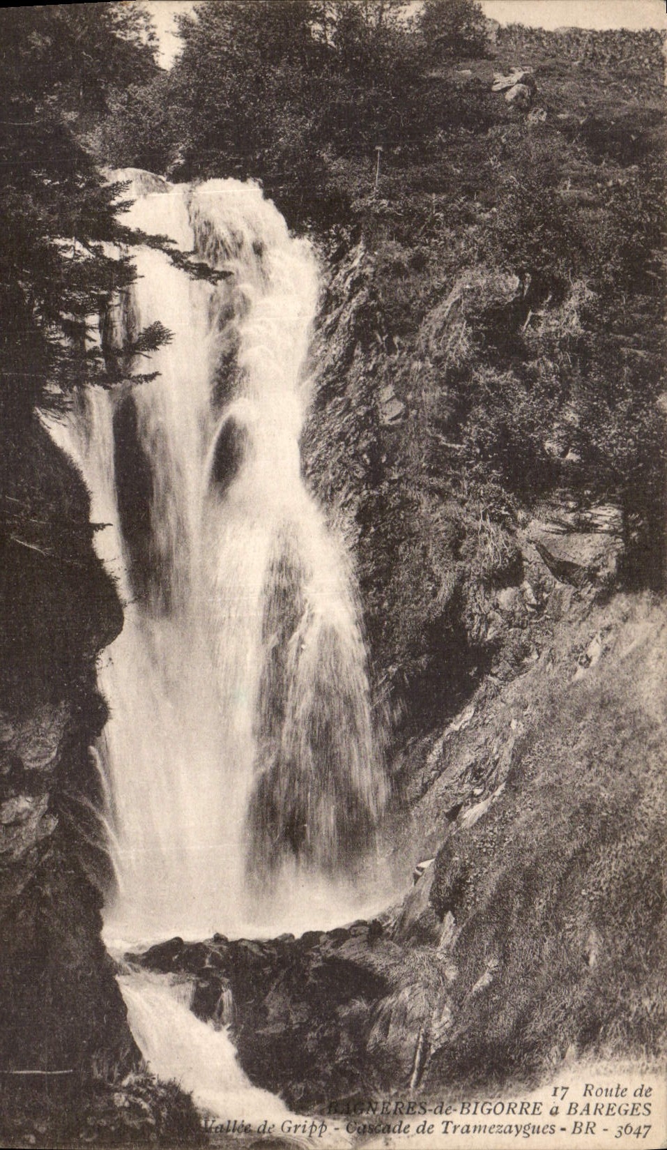 CPA Route de Bagneres de Bigorre a Bagneres Vallee de Gripp Cascade de Tramczayenes