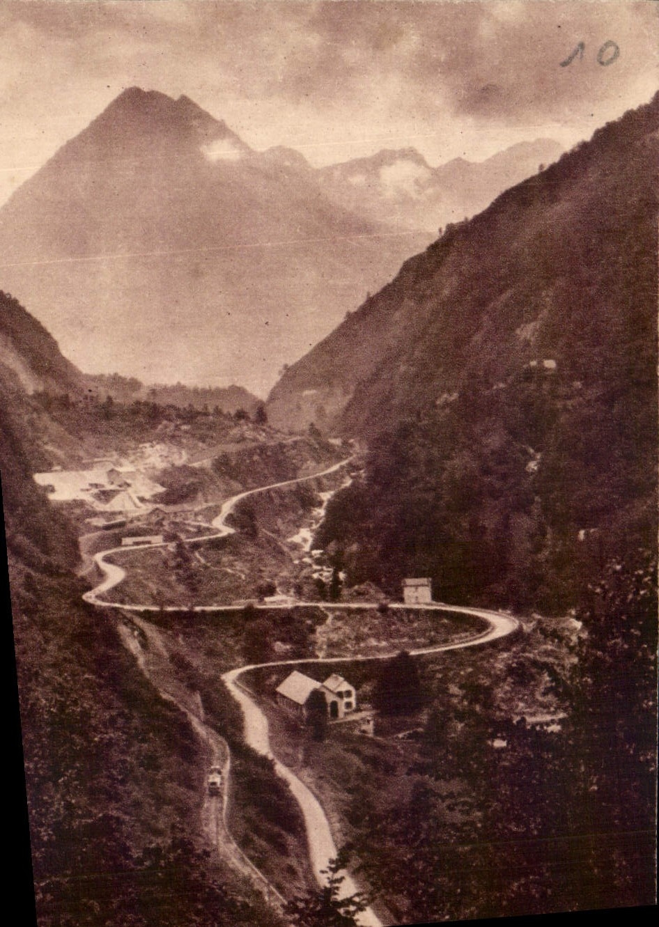 CPA Toute le France Cauterets H P Route de Pierrefitte a Cauterets Le Limacon 