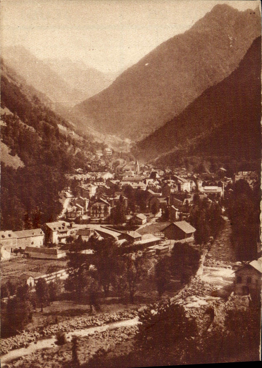 CPA Cauterets Htes Pyrenees Vue du Mamelon Vert