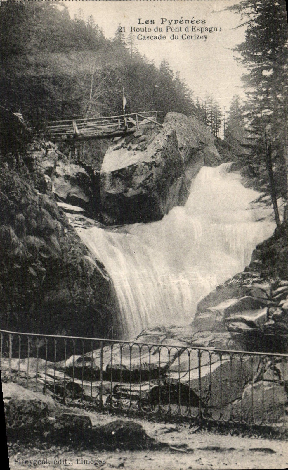 CPA Les Pyrenees Route du Pont d'Espagne Cascade du Cerizey 