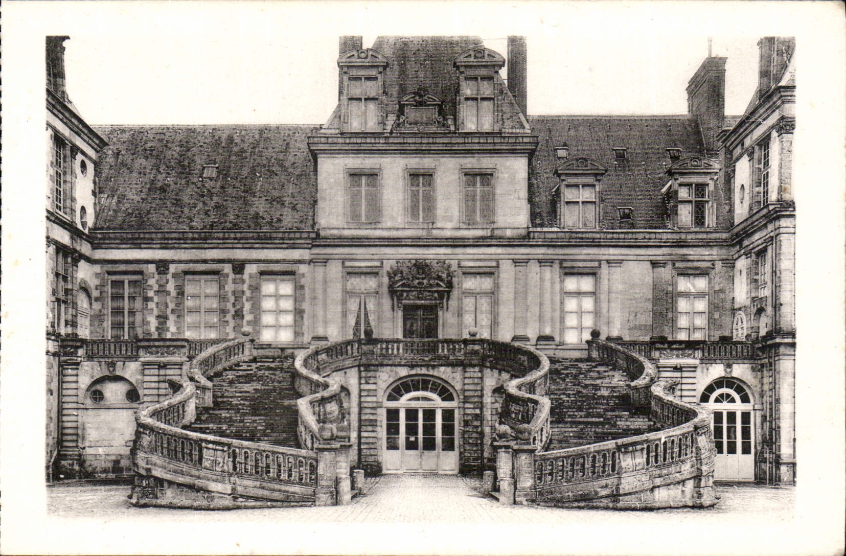 CPA Chateau de Fontainebleau L'Escalier en Fer a Cheval 