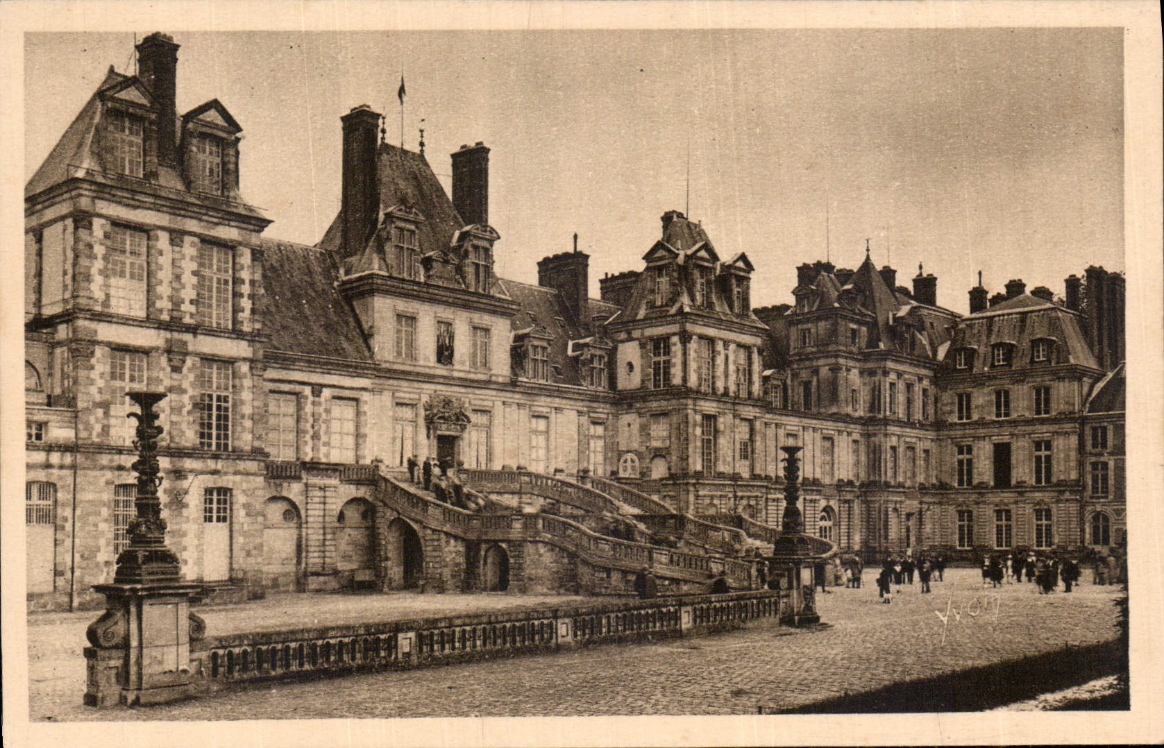 CPA La Douce France Palais de Fontainebleau facade principale 