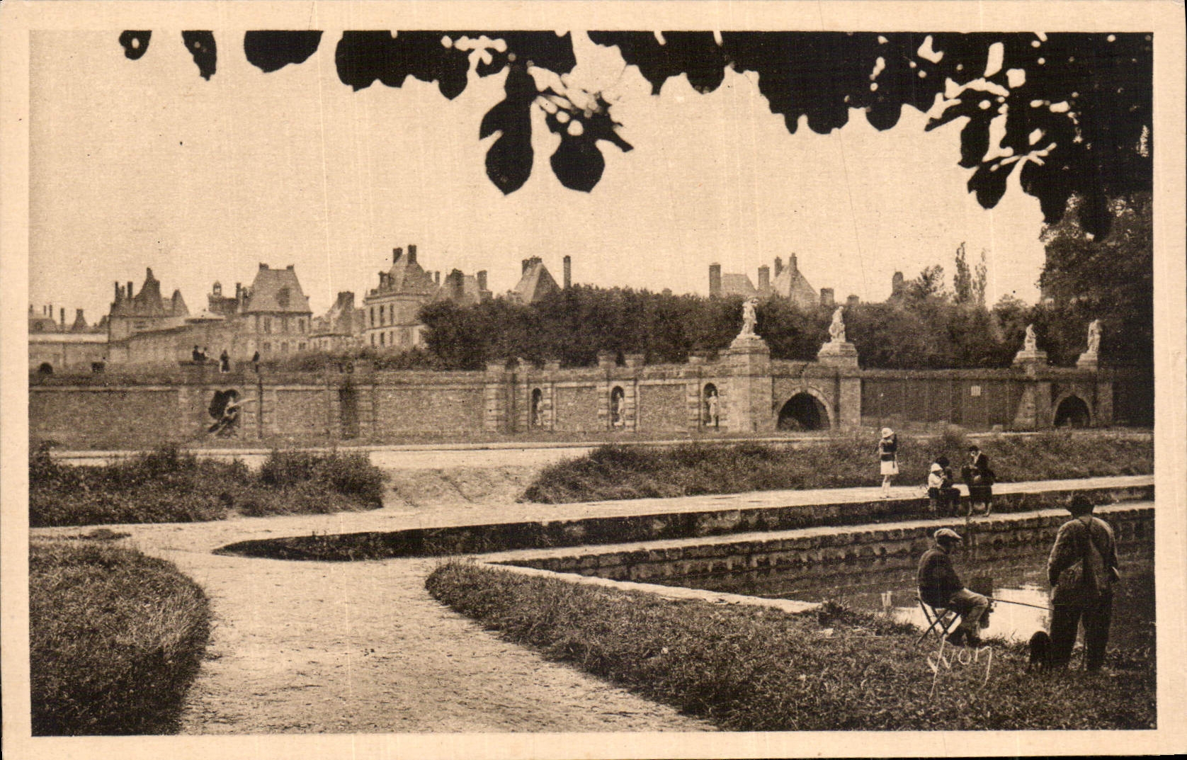 CPA La Douce France Palais de Fontainebleau Le Palais vu du Parterre 