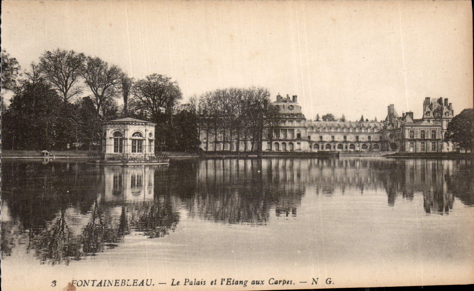 CPA Fontainebleau Le Palais et L'Etang aux Carpes 