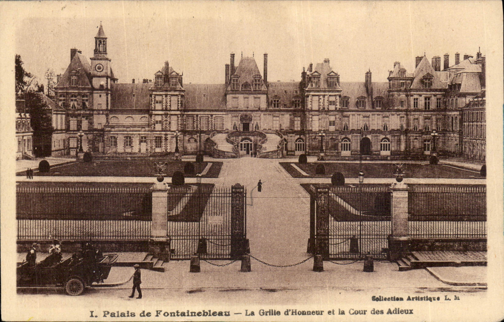 CPA Palais de Fontainebleau La grille d'Honneur et la Cour des Adieux 