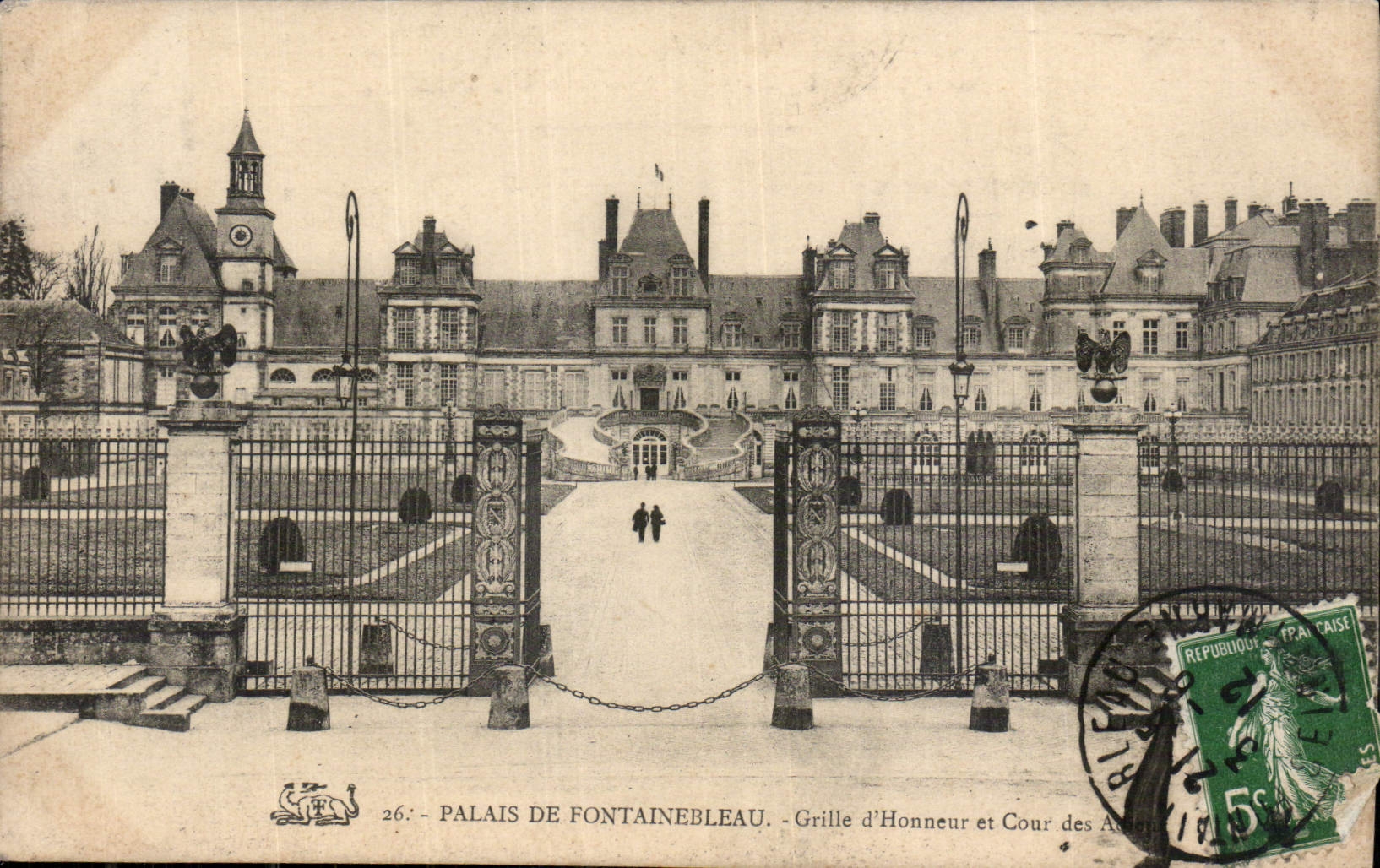 CPA Palais de Fontainebleau Grille d'Honneur et Cour des Adieux 