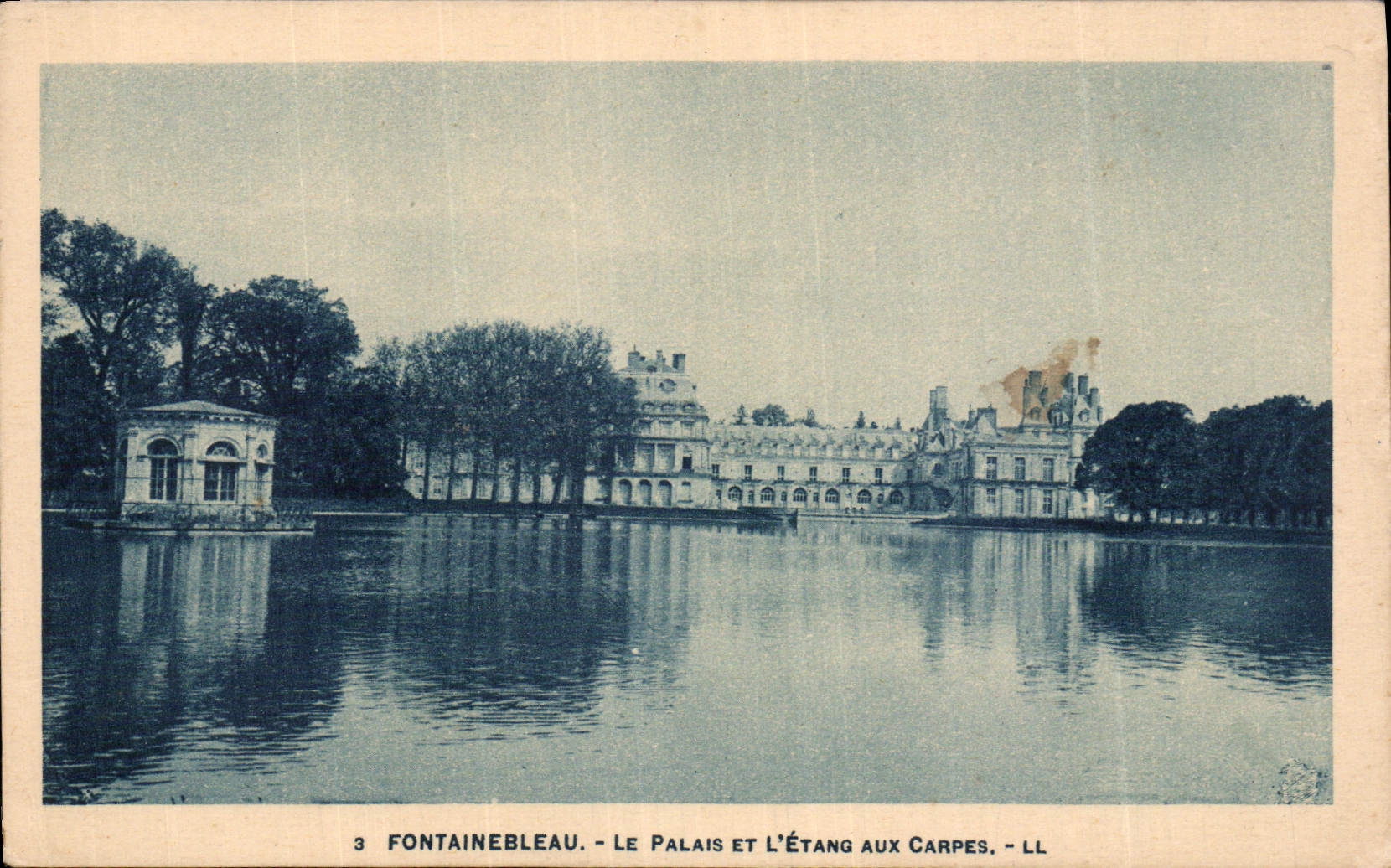 CPA Fontainebleau Le palais et L'Etang aux Carpes 