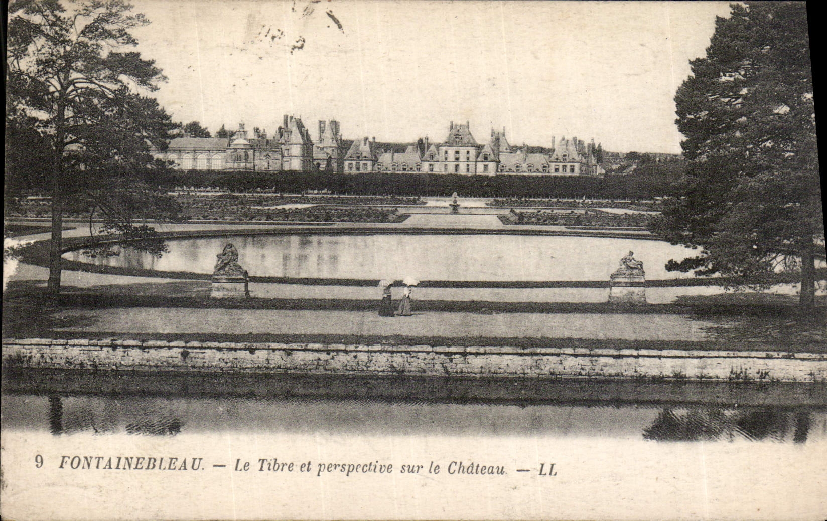 CPA Fontainebleau Le Tibre et perspective sur le Chateau 
