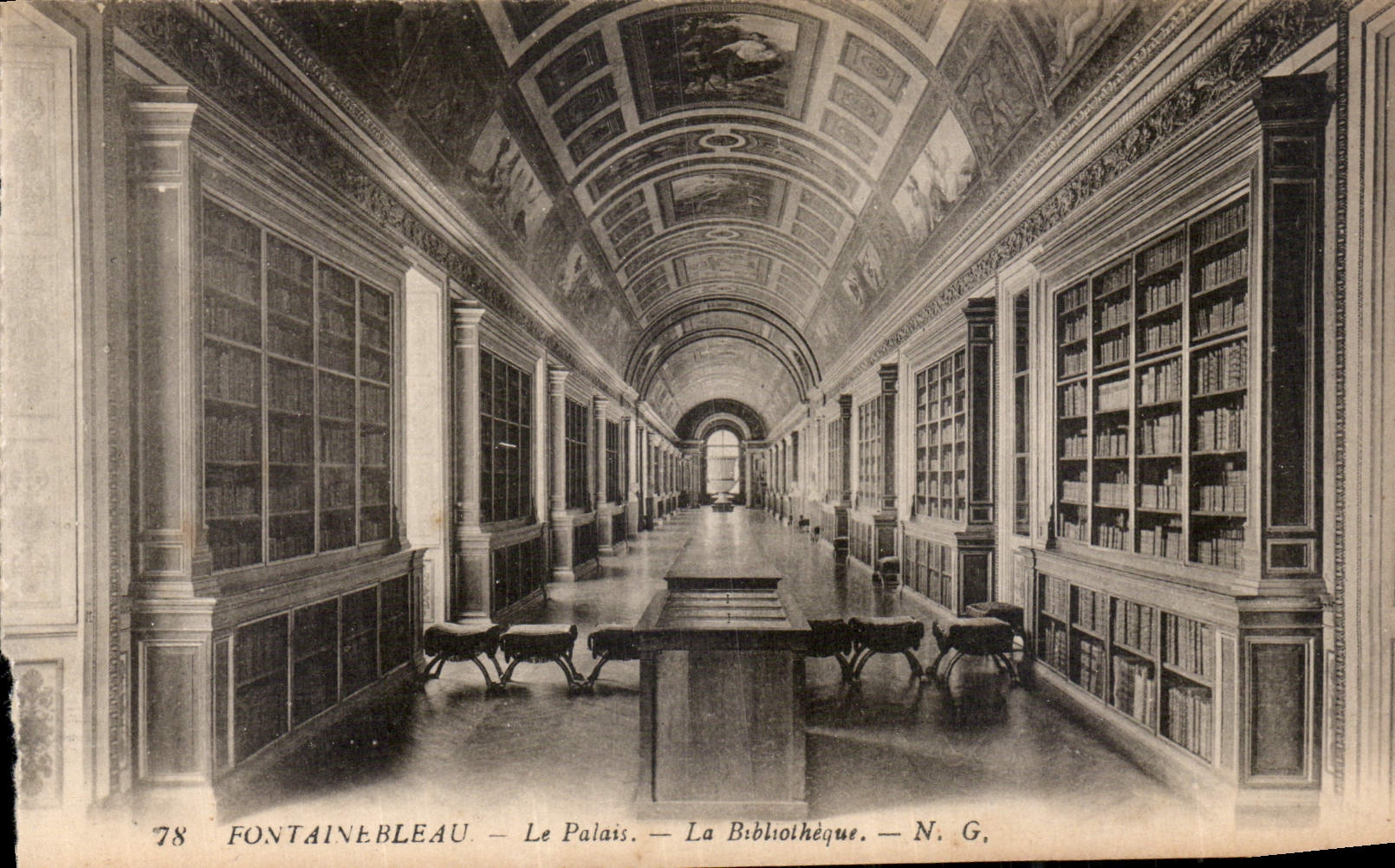CPA Fontainebleau Le Palais La Bibliotheque 