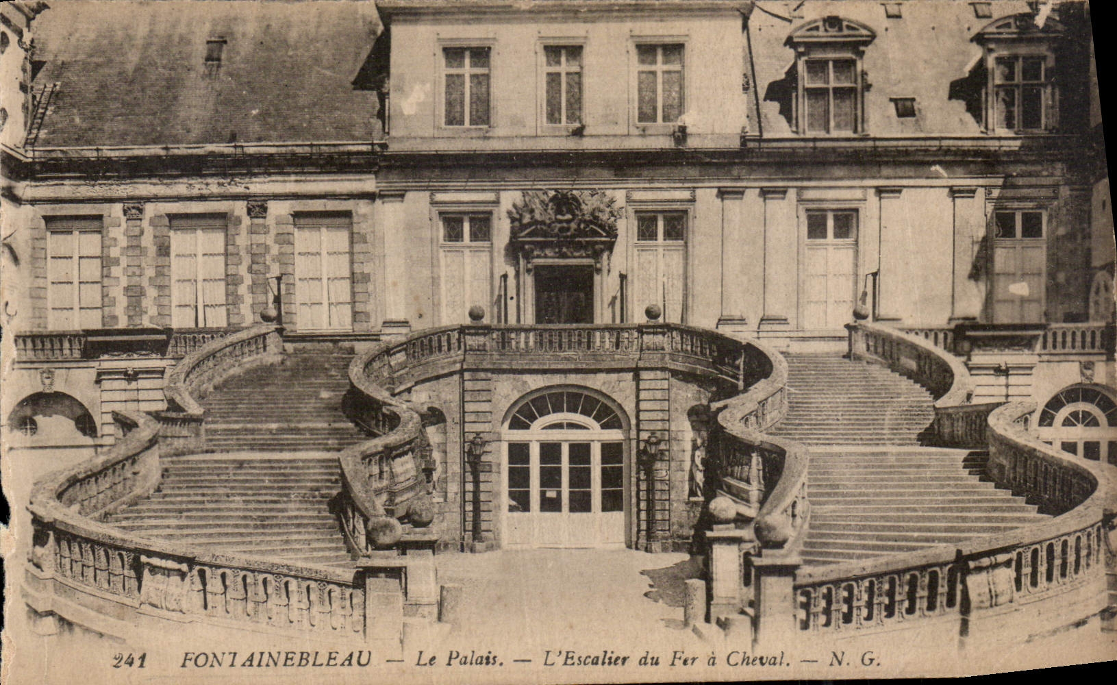 CPA Fontainebleau Le Palais L'Escalier du Fer a Cheval 
