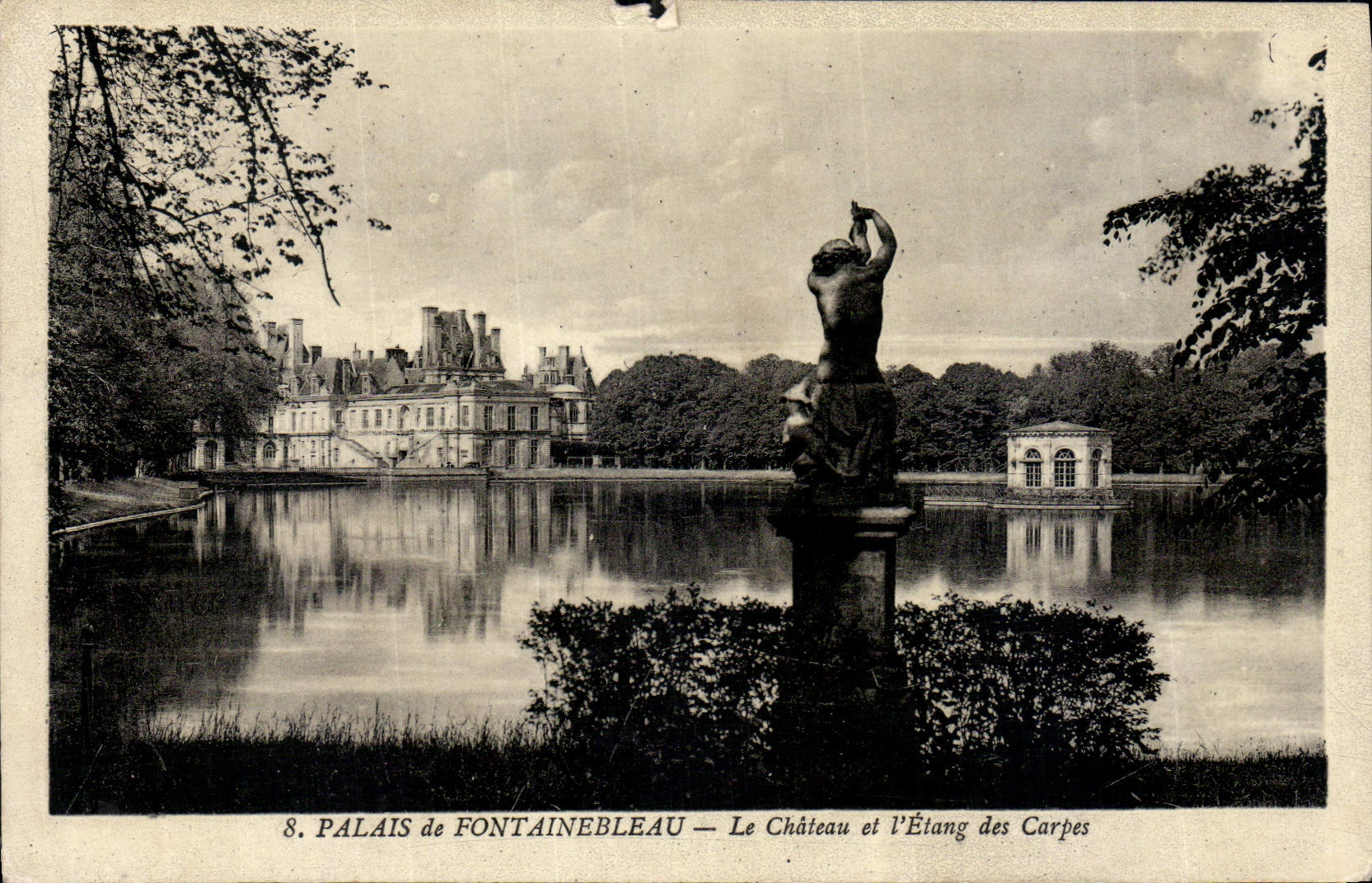 CPA Palais de Fontainebleau Le Chateau et L'Etang des Carpes 